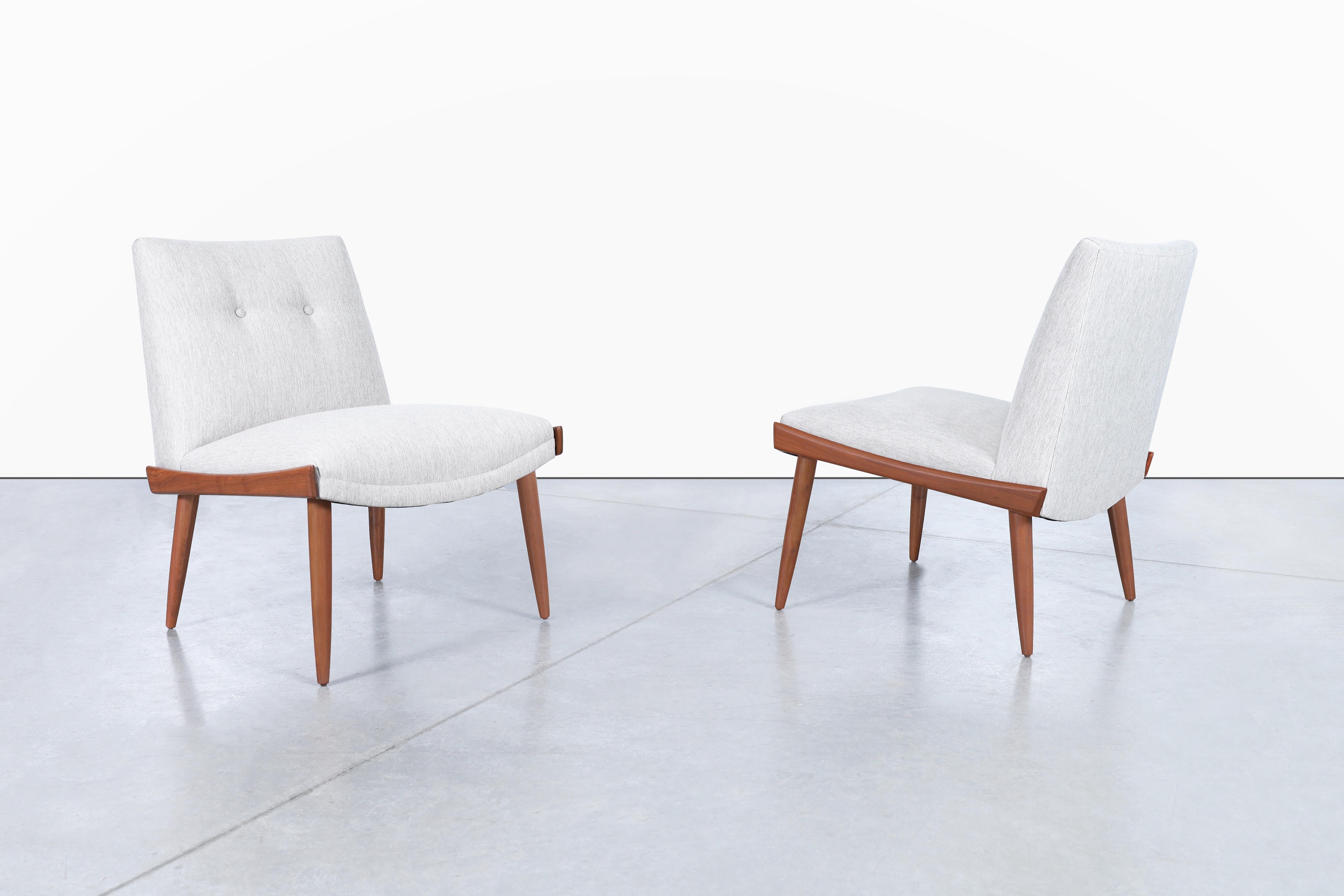 Moderne Slipper-Stühle aus Nussbaumholz von Kroehler aus der Jahrhundertmitte (Moderne der Mitte des Jahrhunderts) im Angebot