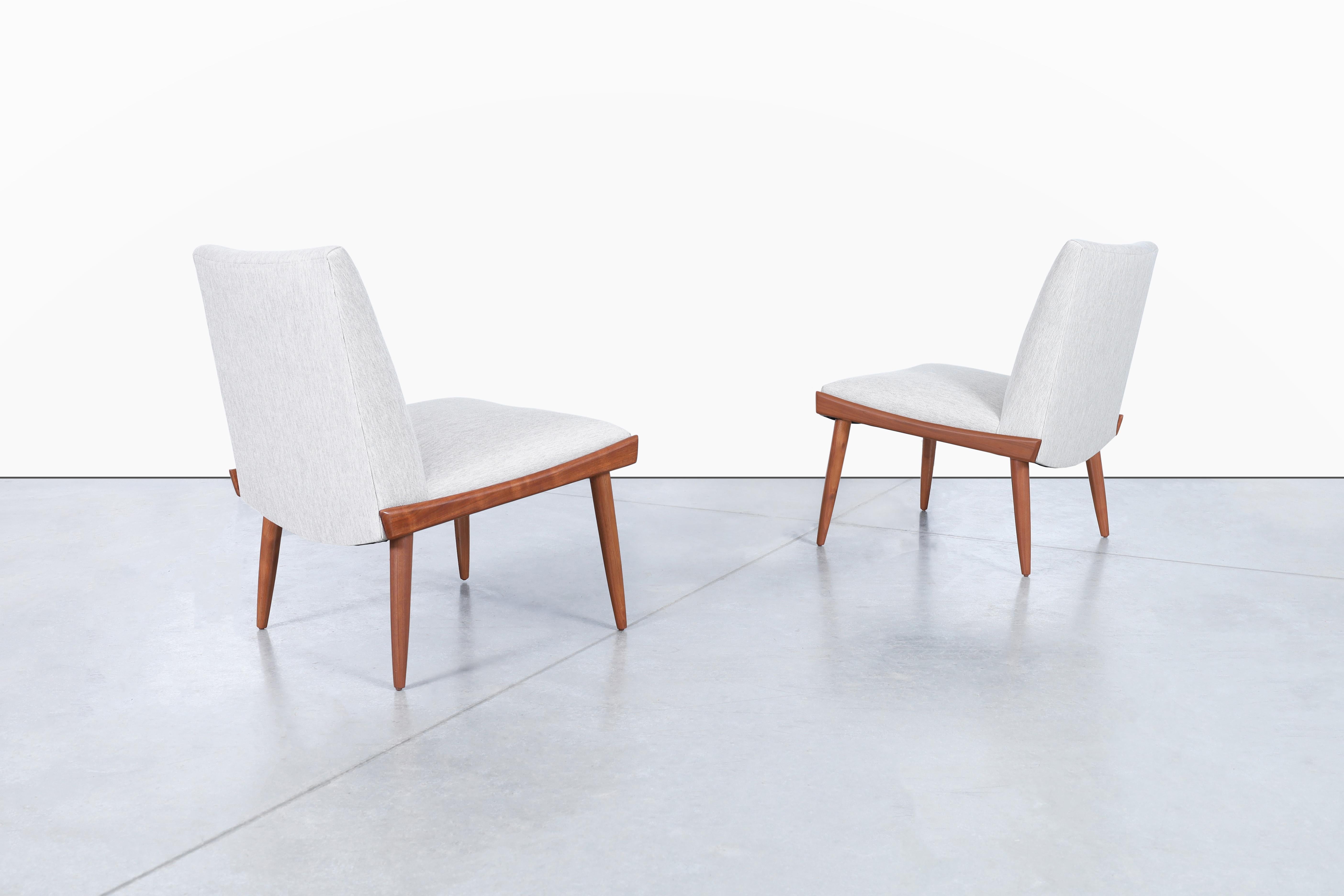 Moderne Slipper-Stühle aus Nussbaumholz von Kroehler aus der Jahrhundertmitte im Zustand „Hervorragend“ im Angebot in North Hollywood, CA