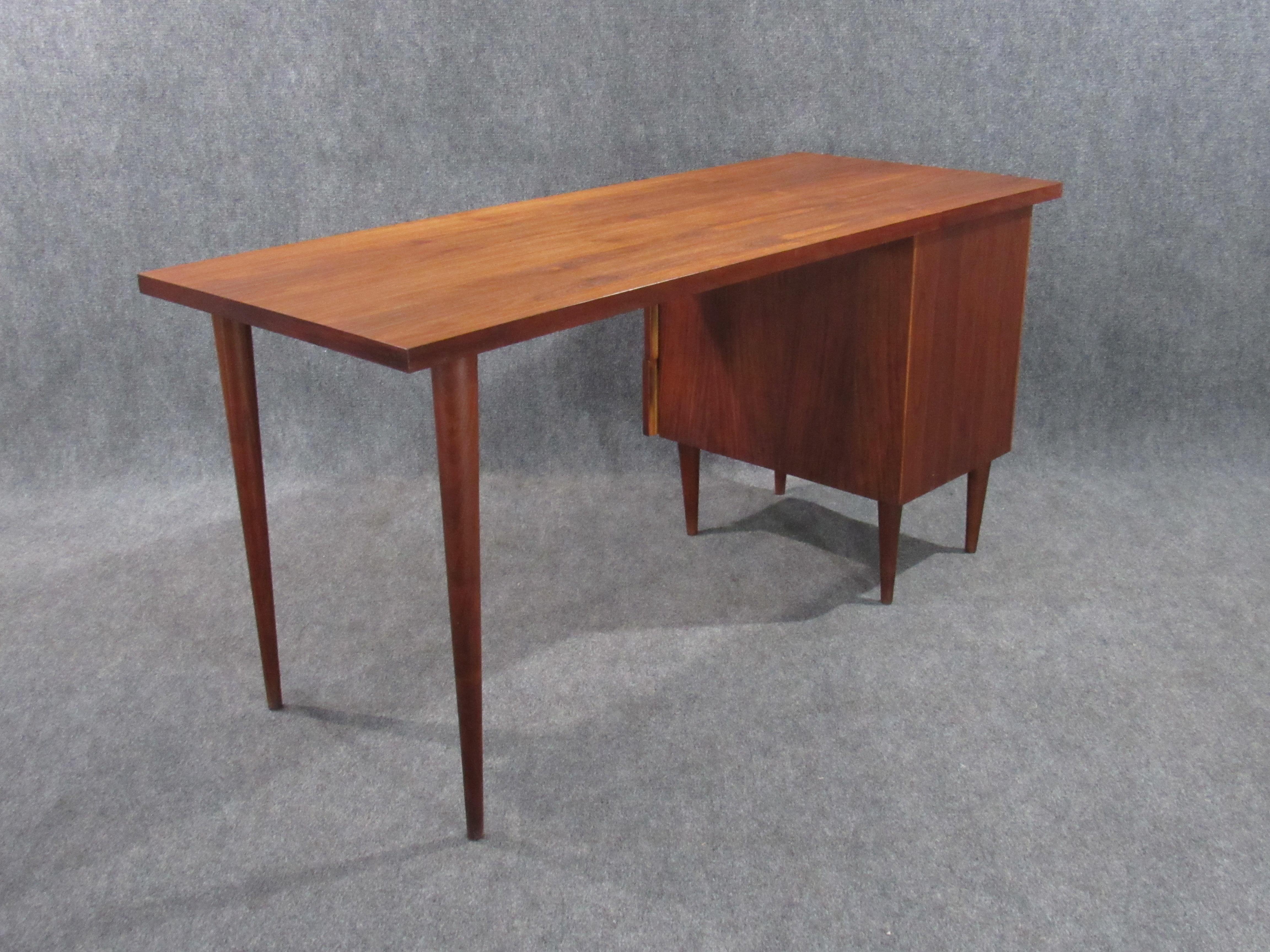Mid-Century Modern Walnut Small Desk by Ben Thompson for Design Research 7