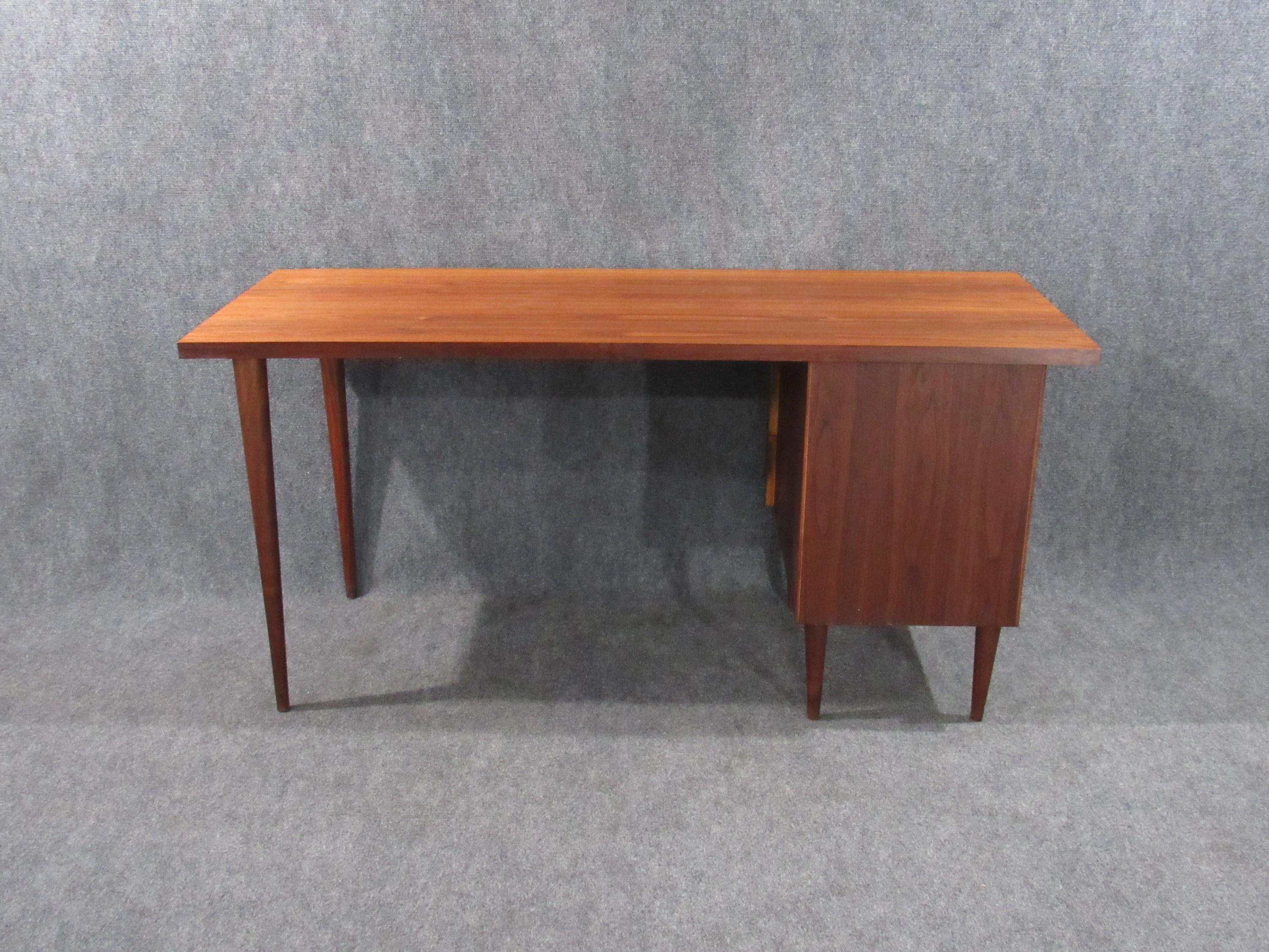 Moderner Mid-Century-Schreibtisch aus Nussbaumholz von Ben Thompson für Design Research (Moderne der Mitte des Jahrhunderts) im Angebot