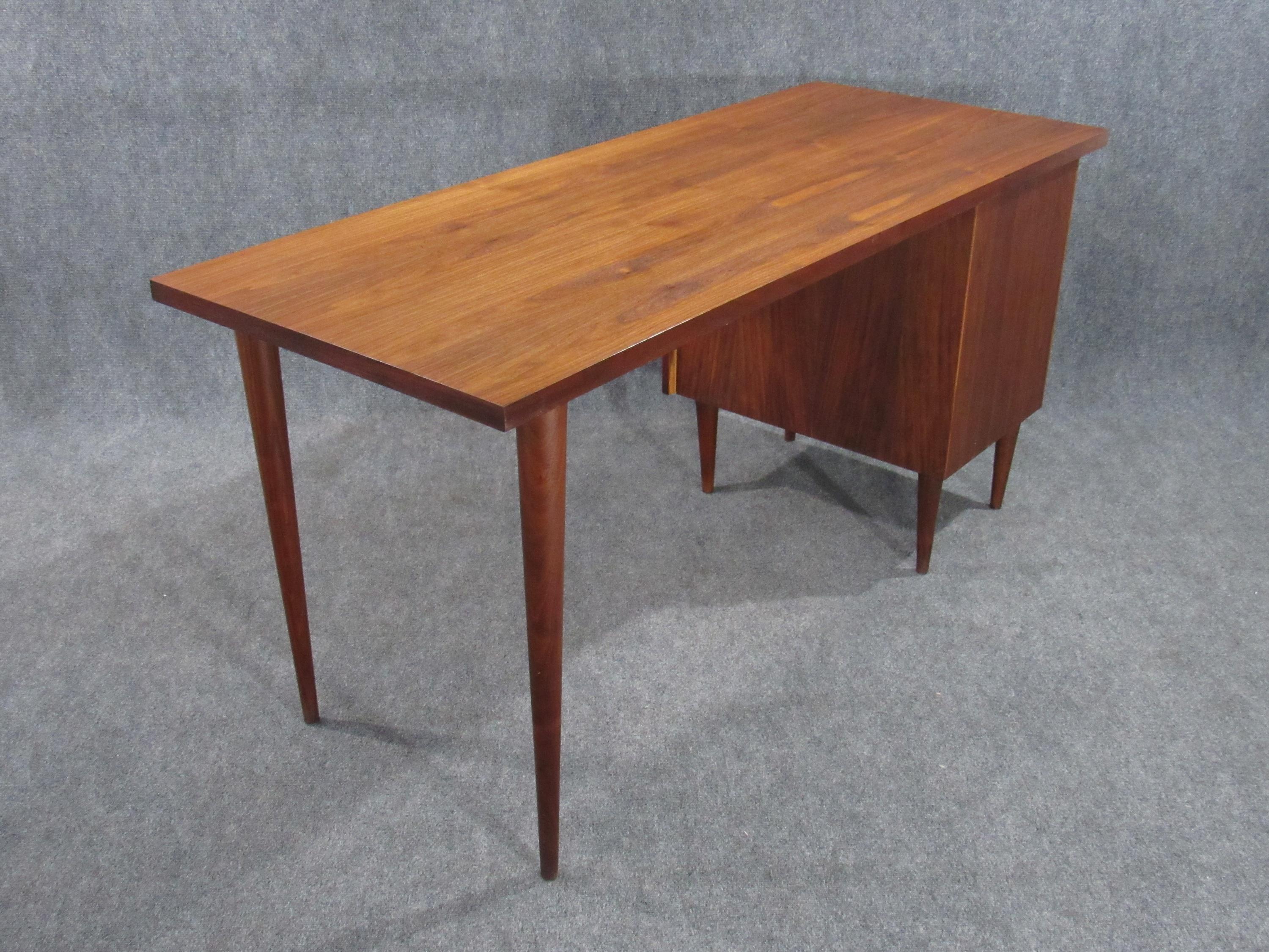 Moderner Mid-Century-Schreibtisch aus Nussbaumholz von Ben Thompson für Design Research (Nordamerikanisch) im Angebot