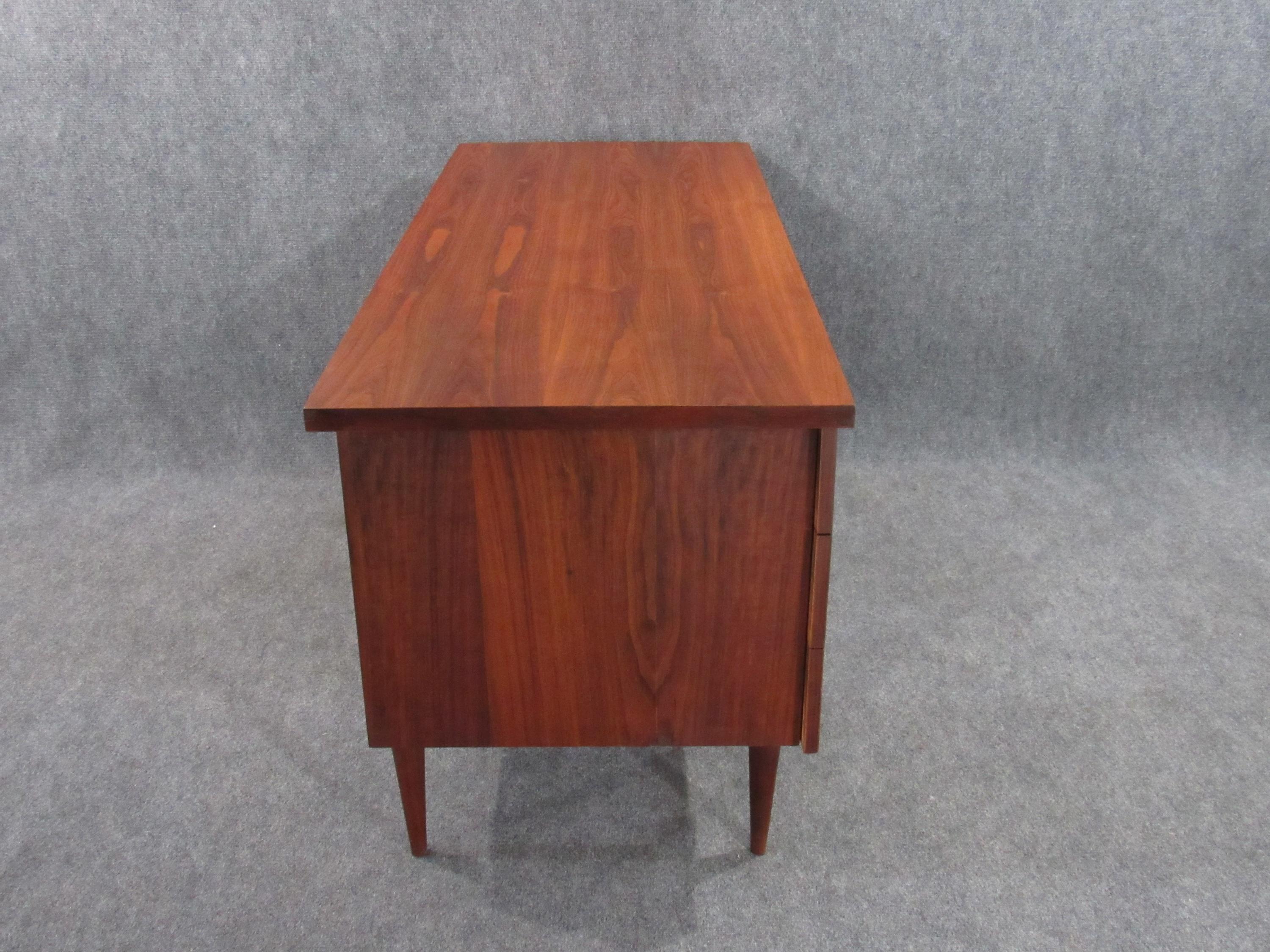 Moderner Mid-Century-Schreibtisch aus Nussbaumholz von Ben Thompson für Design Research im Zustand „Gut“ im Angebot in Belmont, MA