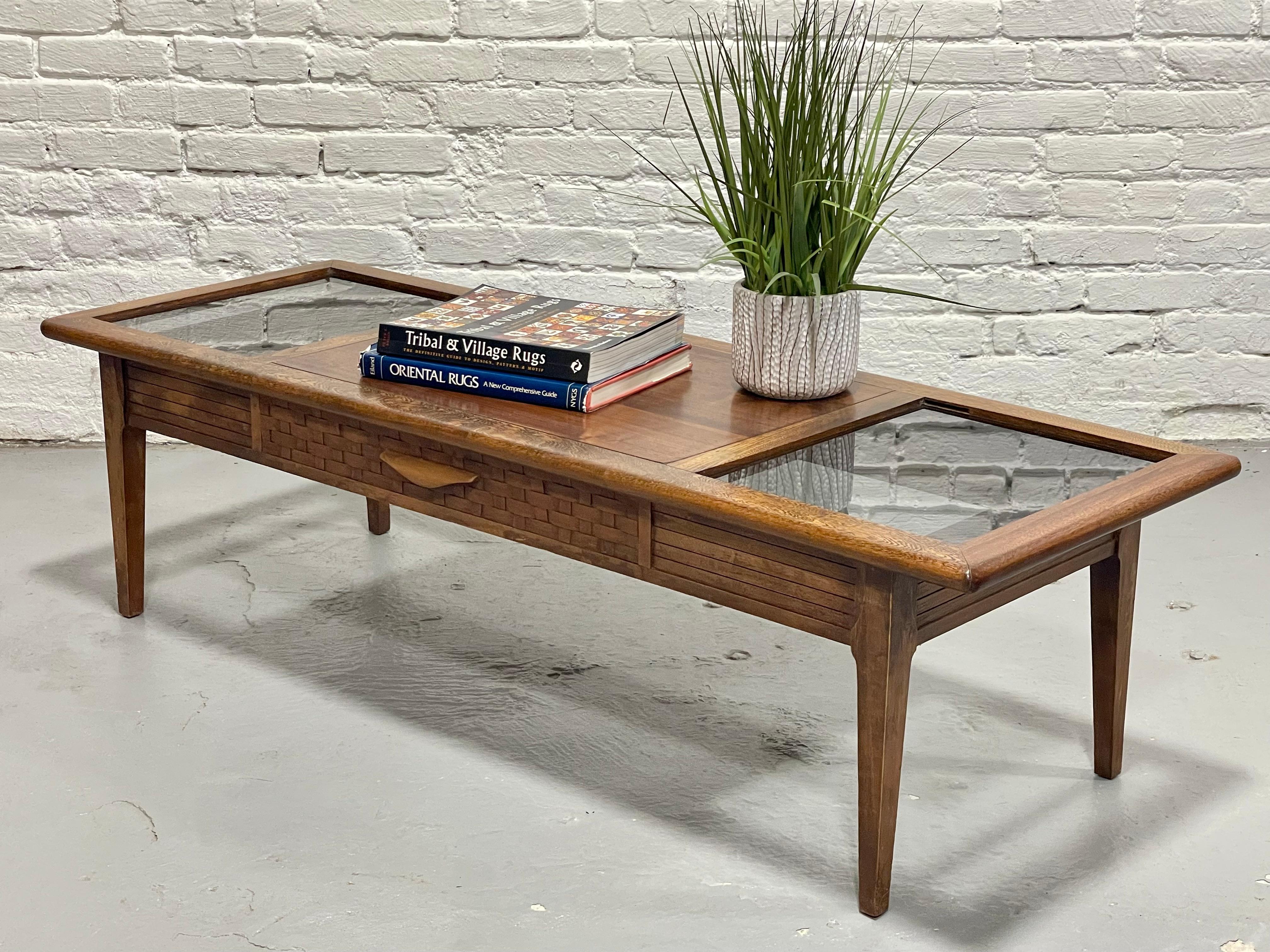 Moderner COFFEE-TABLE aus Nussbaum + Rauchglas von Lane Furniture Co. aus der Mitte des Jahrhunderts im Angebot 4
