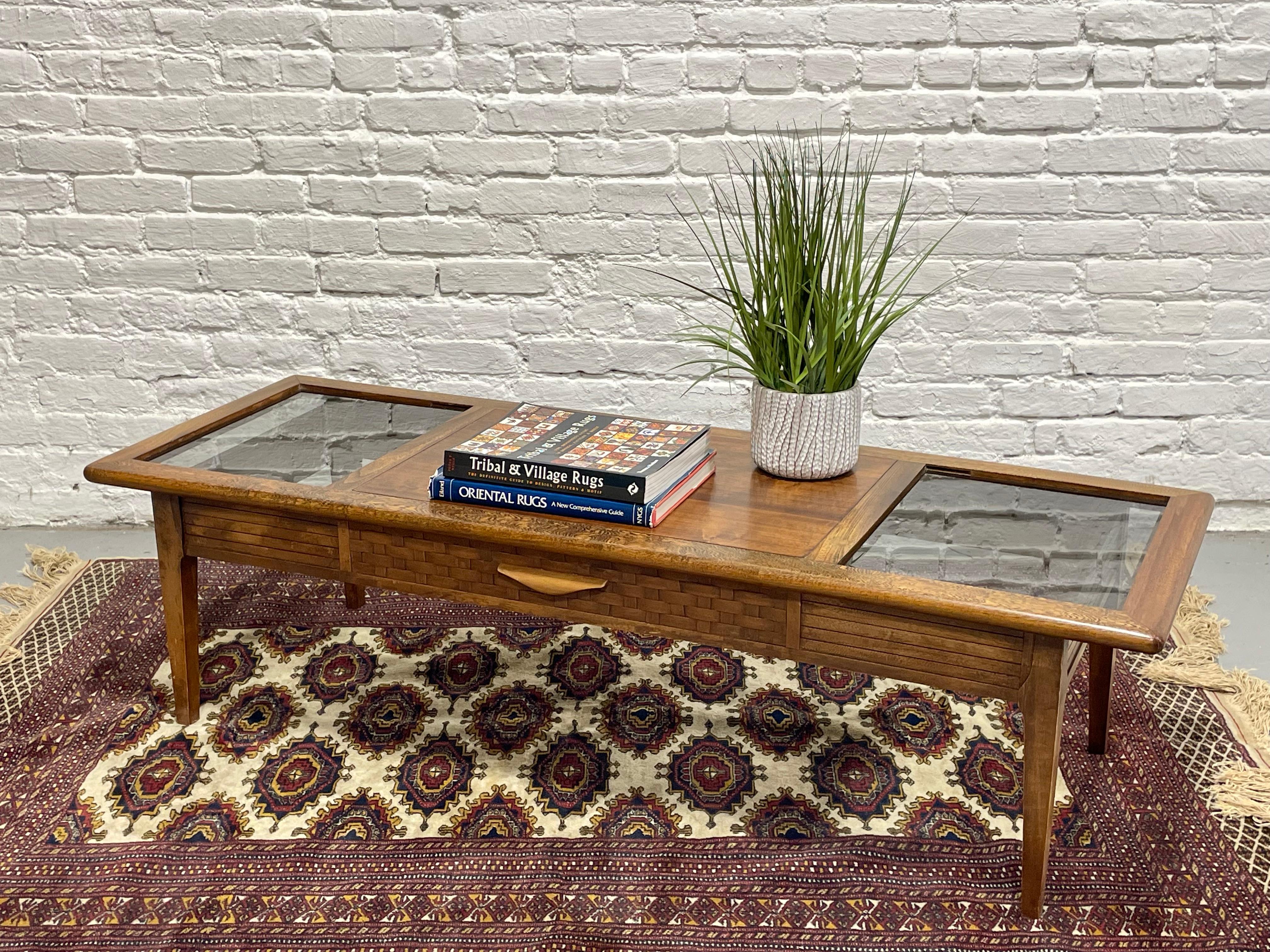 Moderner COFFEE-TABLE aus Nussbaum + Rauchglas von Lane Furniture Co. aus der Mitte des Jahrhunderts im Angebot 5