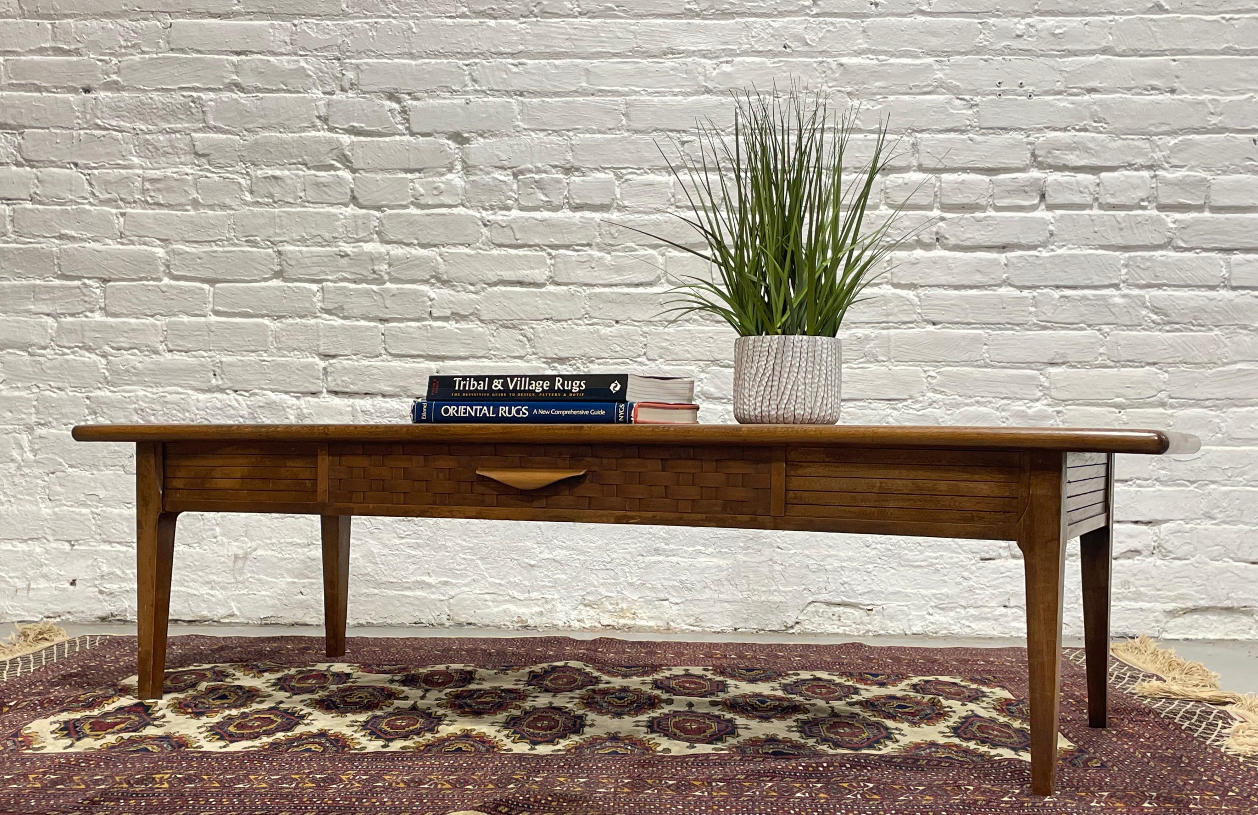 Moderner COFFEE-TABLE aus Nussbaum + Rauchglas von Lane Furniture Co. aus der Mitte des Jahrhunderts im Angebot 6