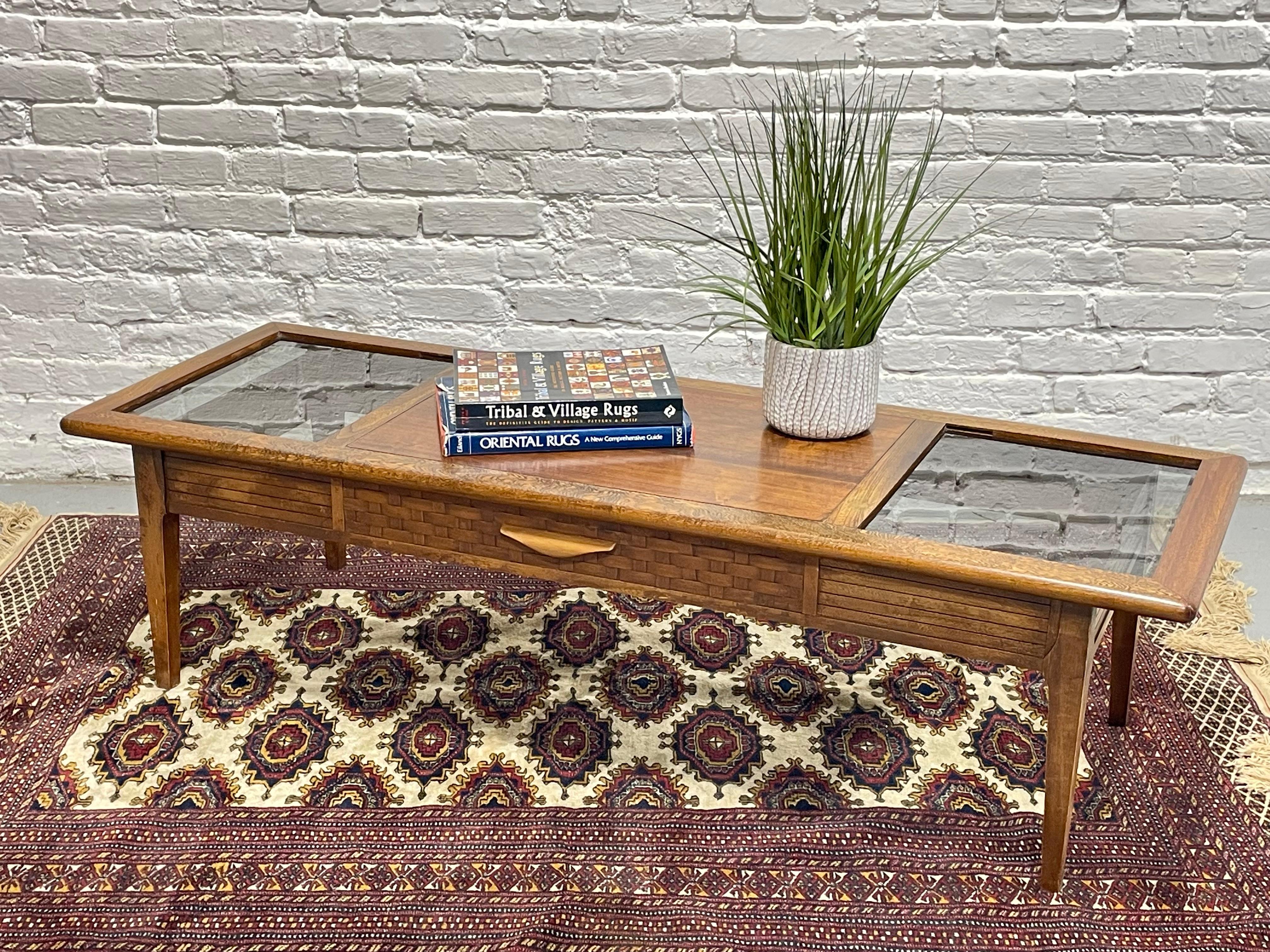 Moderner Couchtisch aus Nussbaum und Rauchglas von Lane Furniture Co.  Der Tisch hat zwei Einsätze aus Rauchglas und ein Flechtmuster an einer Seite.  Neu lackiert und in schönem Zustand. Bereit, das Herzstück Ihres Wohnzimmers zu werden. 
