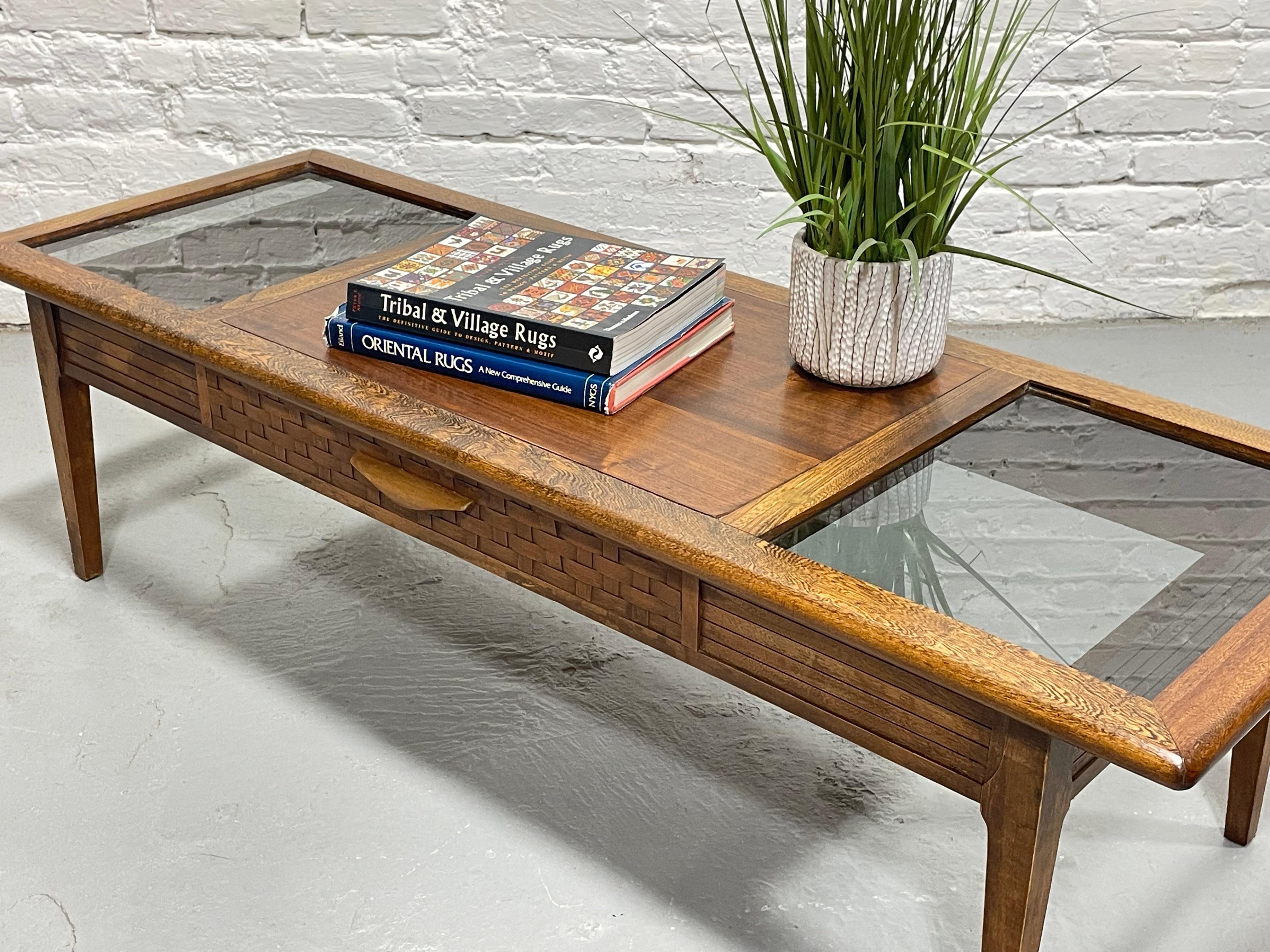 Moderner COFFEE-TABLE aus Nussbaum + Rauchglas von Lane Furniture Co. aus der Mitte des Jahrhunderts (Moderne der Mitte des Jahrhunderts) im Angebot
