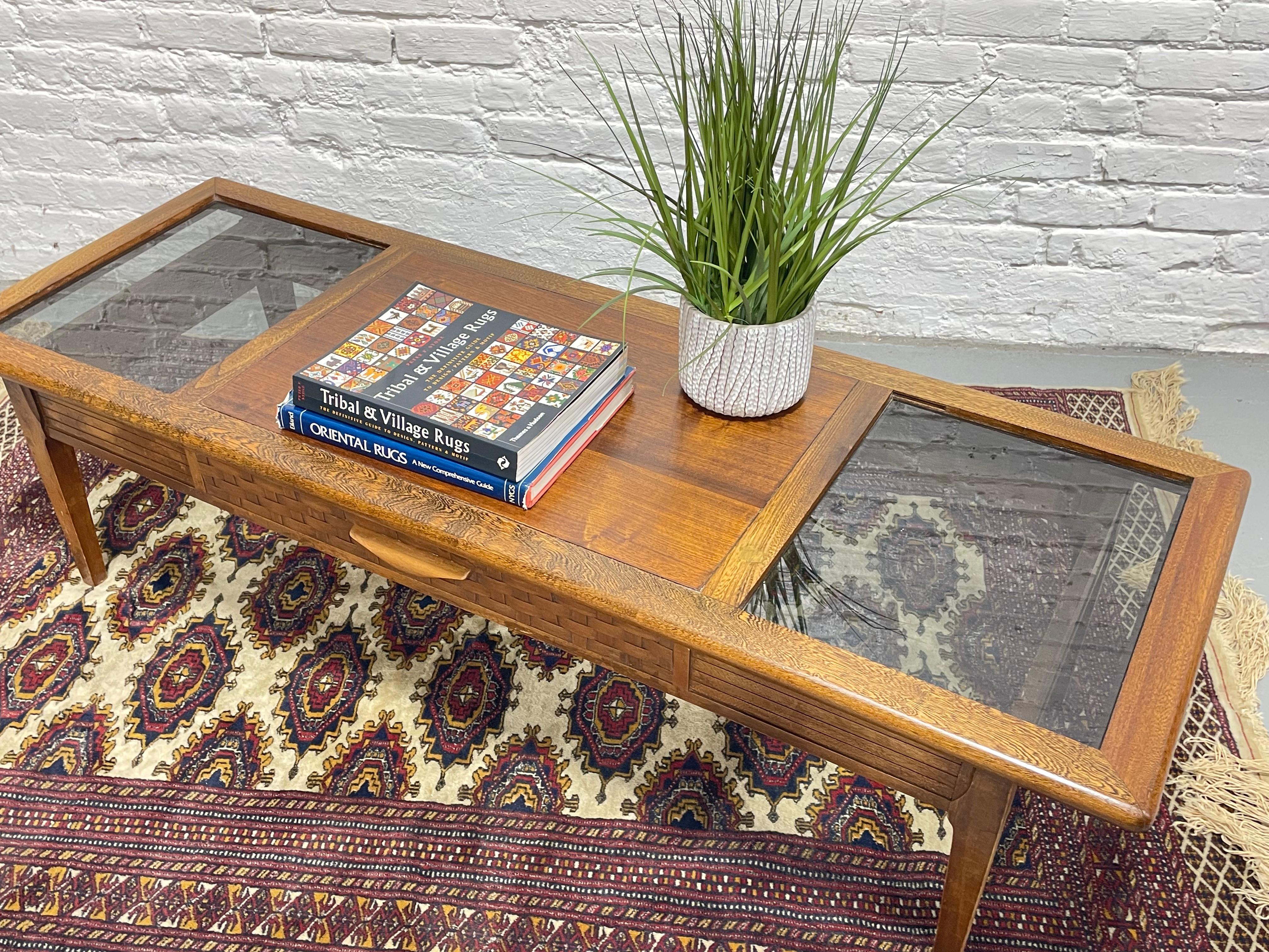 Moderner COFFEE-TABLE aus Nussbaum + Rauchglas von Lane Furniture Co. aus der Mitte des Jahrhunderts im Zustand „Gut“ im Angebot in Weehawken, NJ
