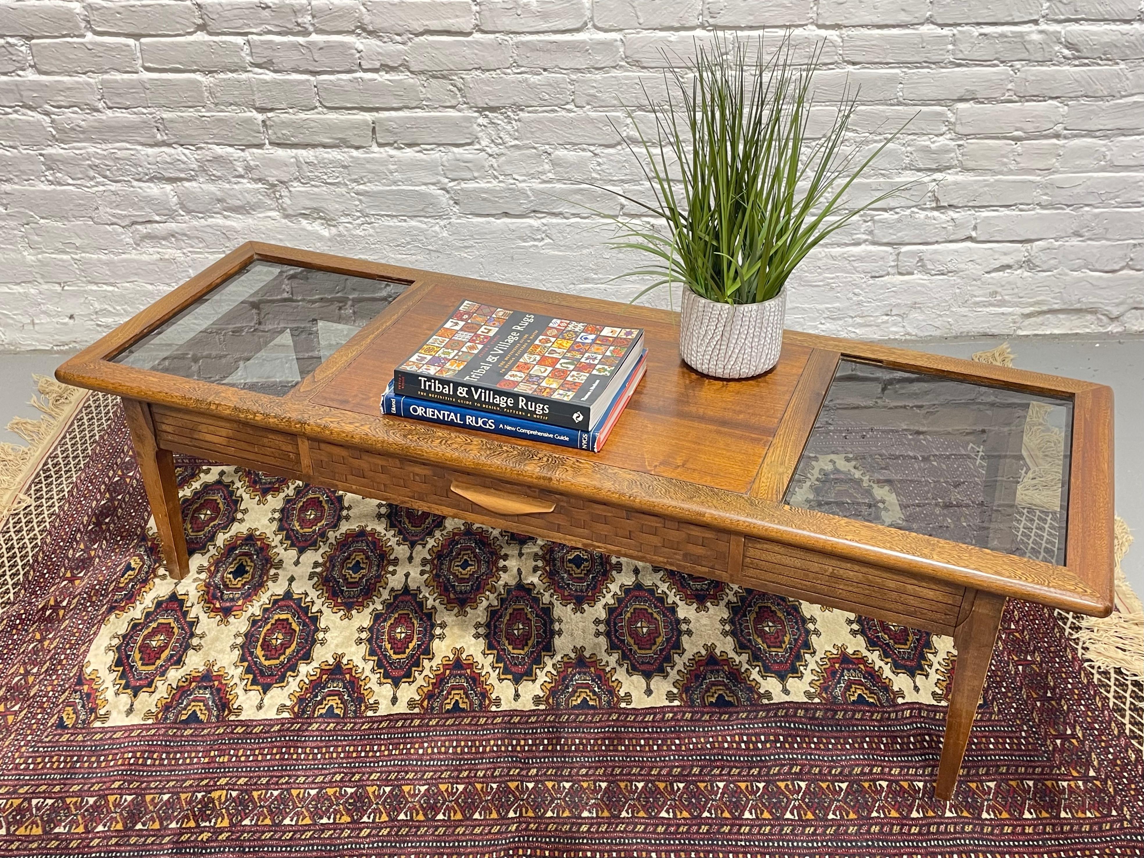 Moderner COFFEE-TABLE aus Nussbaum + Rauchglas von Lane Furniture Co. aus der Mitte des Jahrhunderts (Mitte des 20. Jahrhunderts) im Angebot