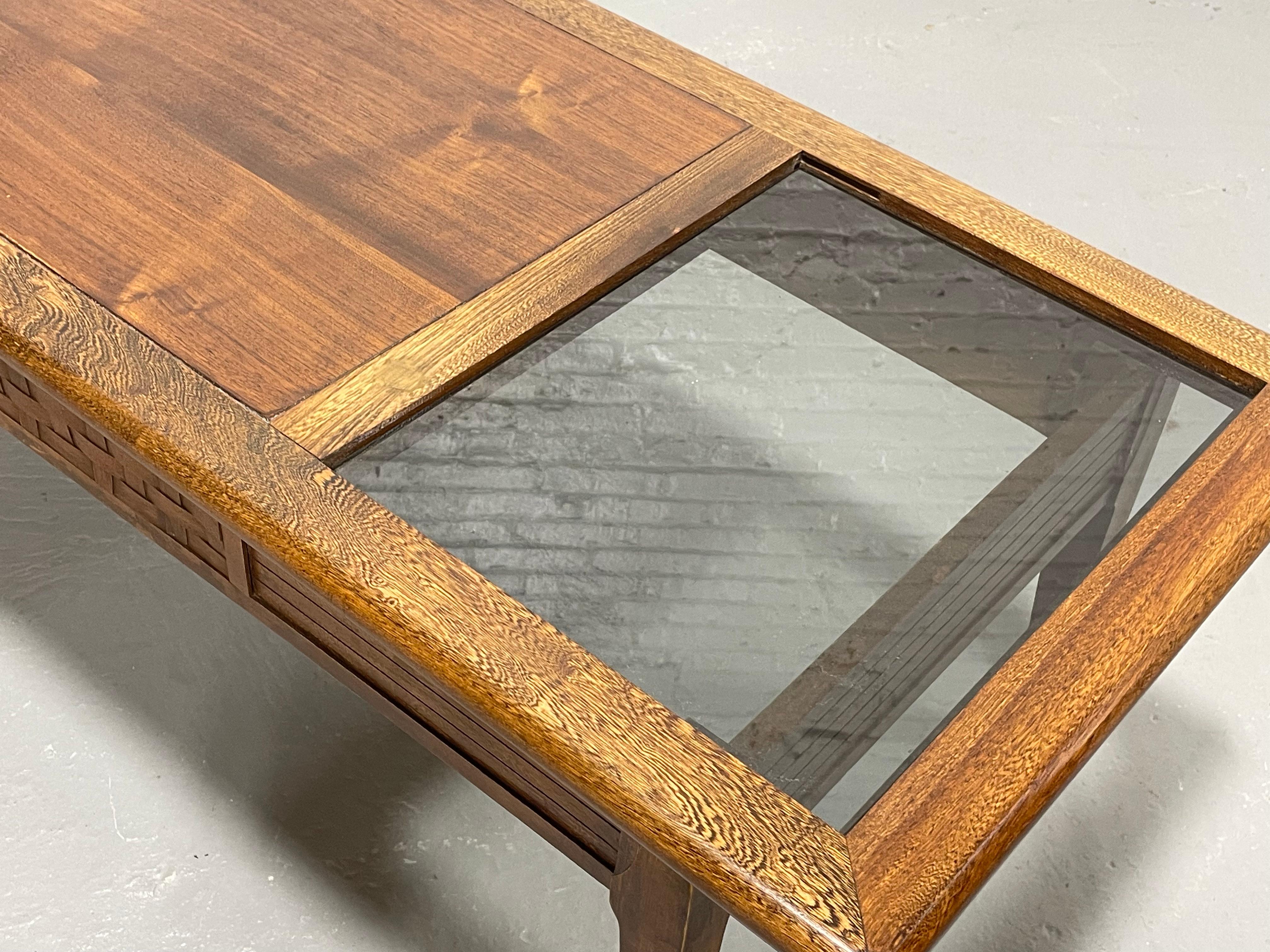 Moderner COFFEE-TABLE aus Nussbaum + Rauchglas von Lane Furniture Co. aus der Mitte des Jahrhunderts (Walnuss) im Angebot
