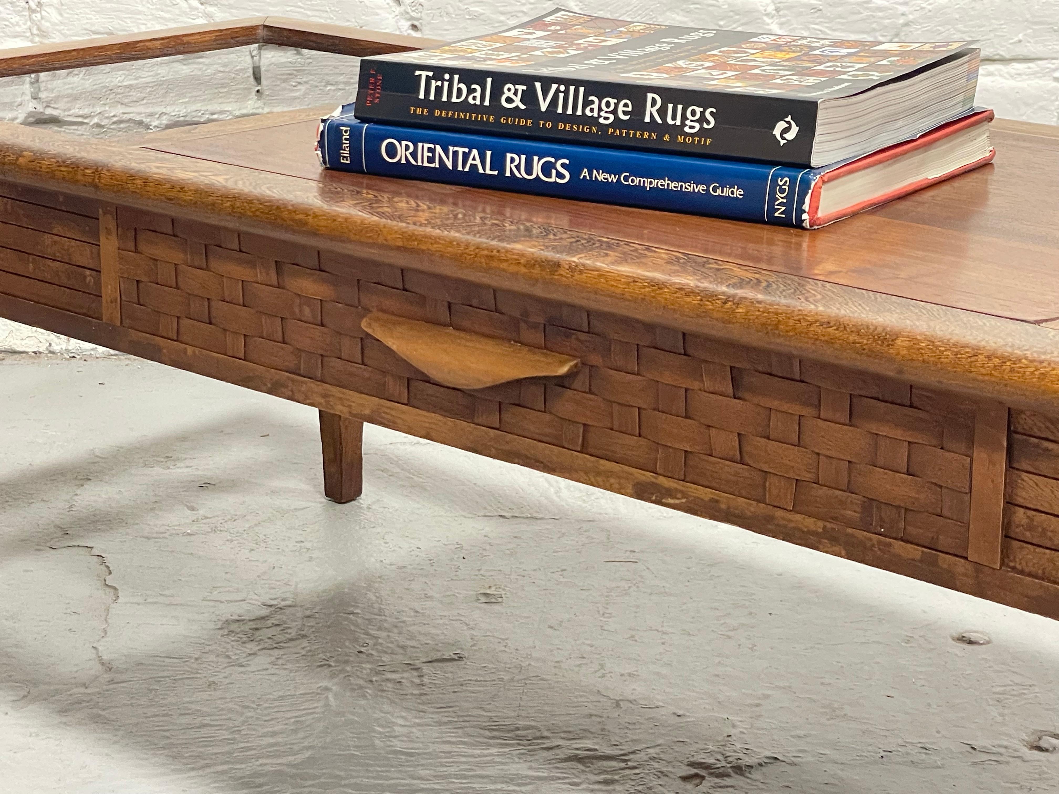 Moderner COFFEE-TABLE aus Nussbaum + Rauchglas von Lane Furniture Co. aus der Mitte des Jahrhunderts im Angebot 2