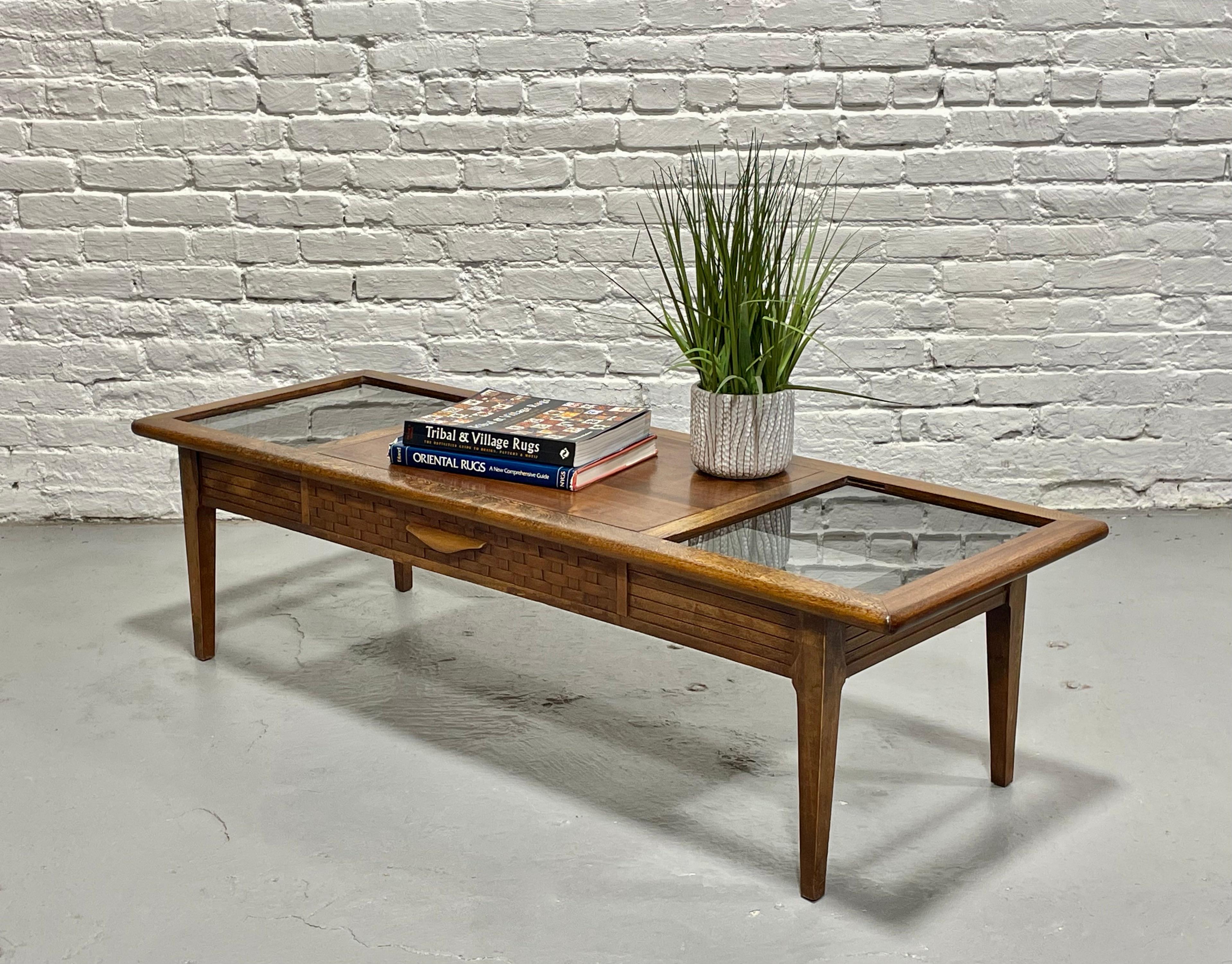 Moderner COFFEE-TABLE aus Nussbaum + Rauchglas von Lane Furniture Co. aus der Mitte des Jahrhunderts im Angebot 3