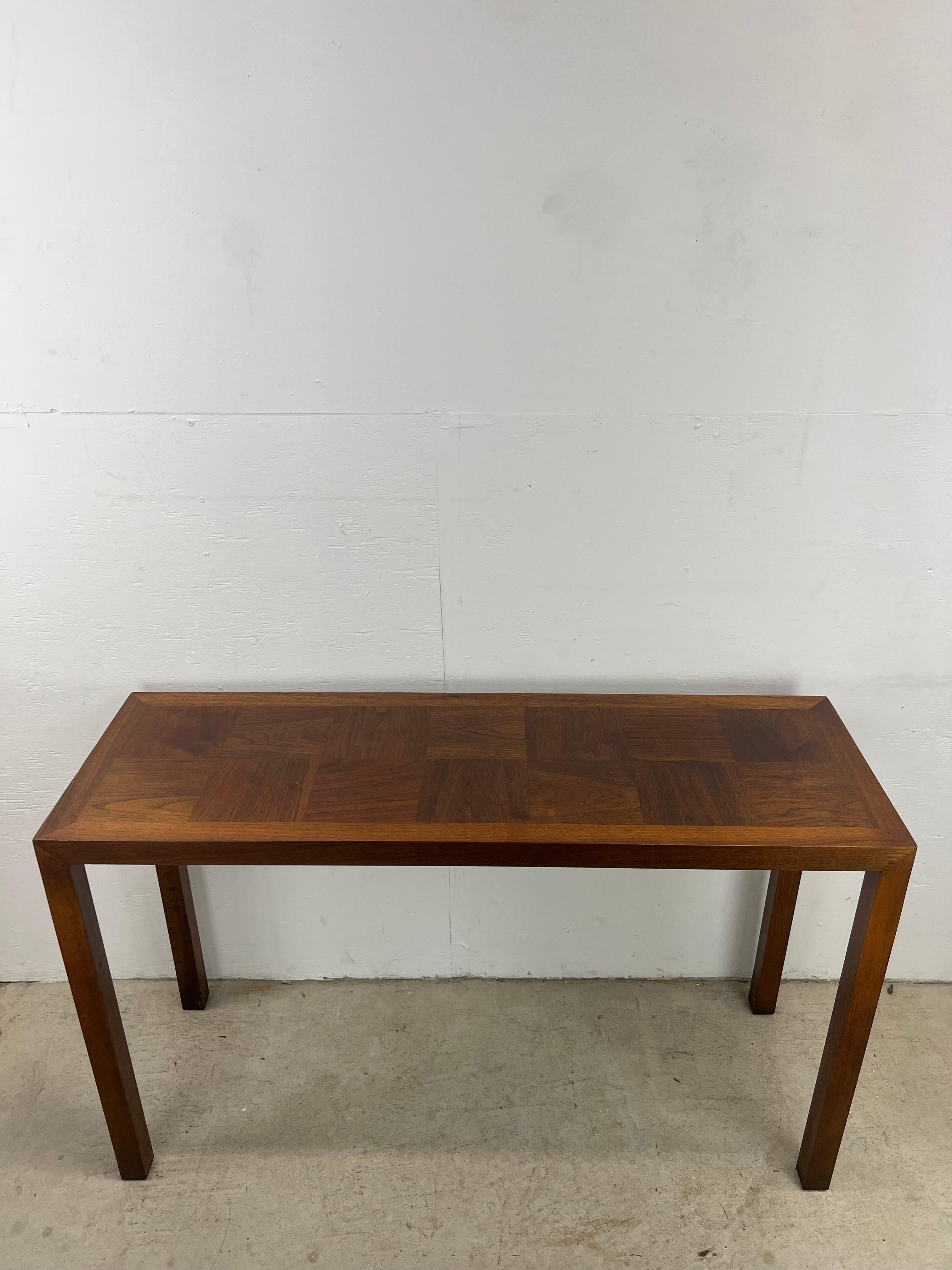 Moderner Konsolentisch aus Nussbaumholz von Lane Furniture aus der Mitte des Jahrhunderts (Moderne der Mitte des Jahrhunderts) im Angebot