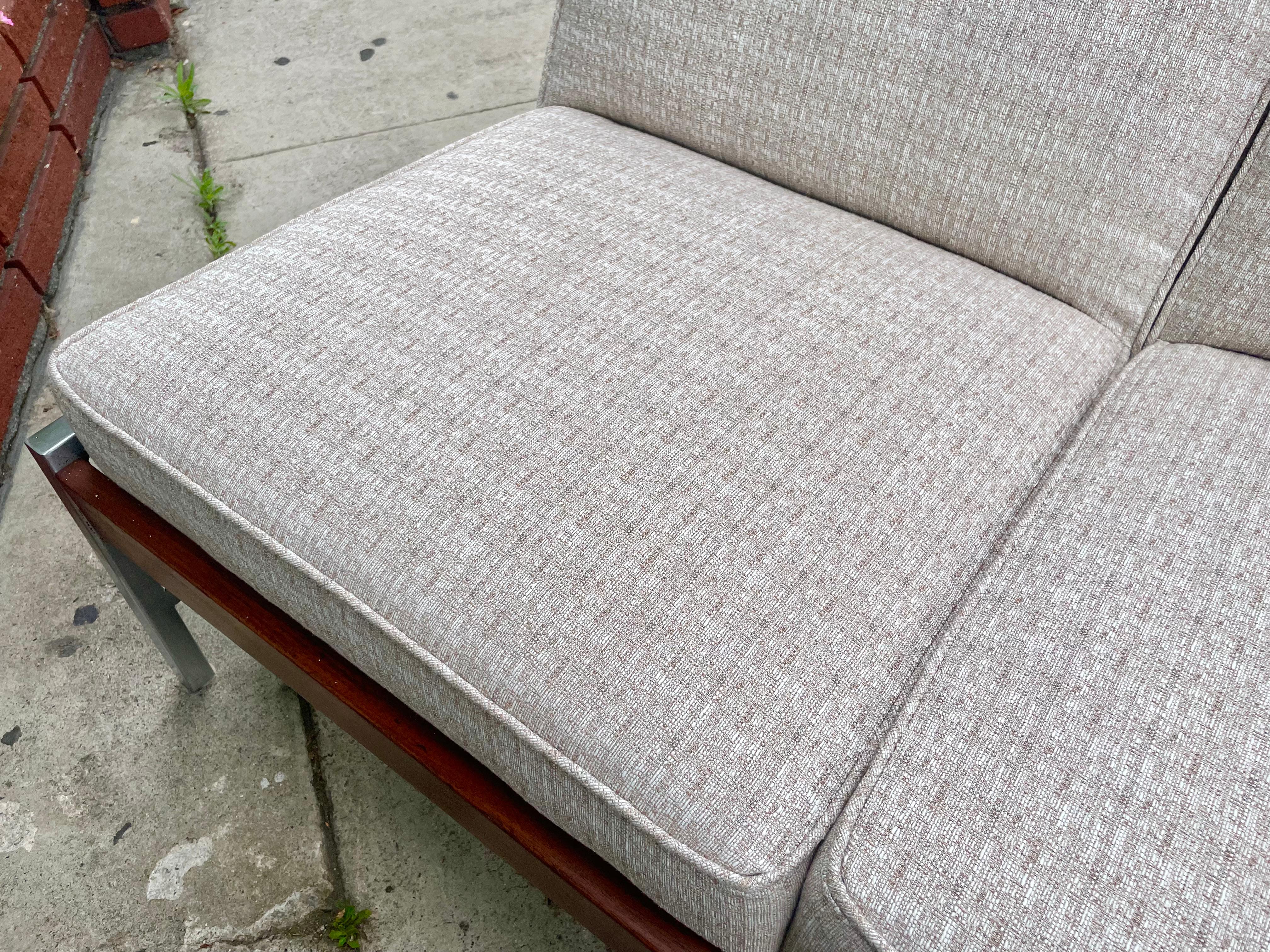 Modernes Walnuss-Sofa aus der Jahrhundertmitte im Angebot 4