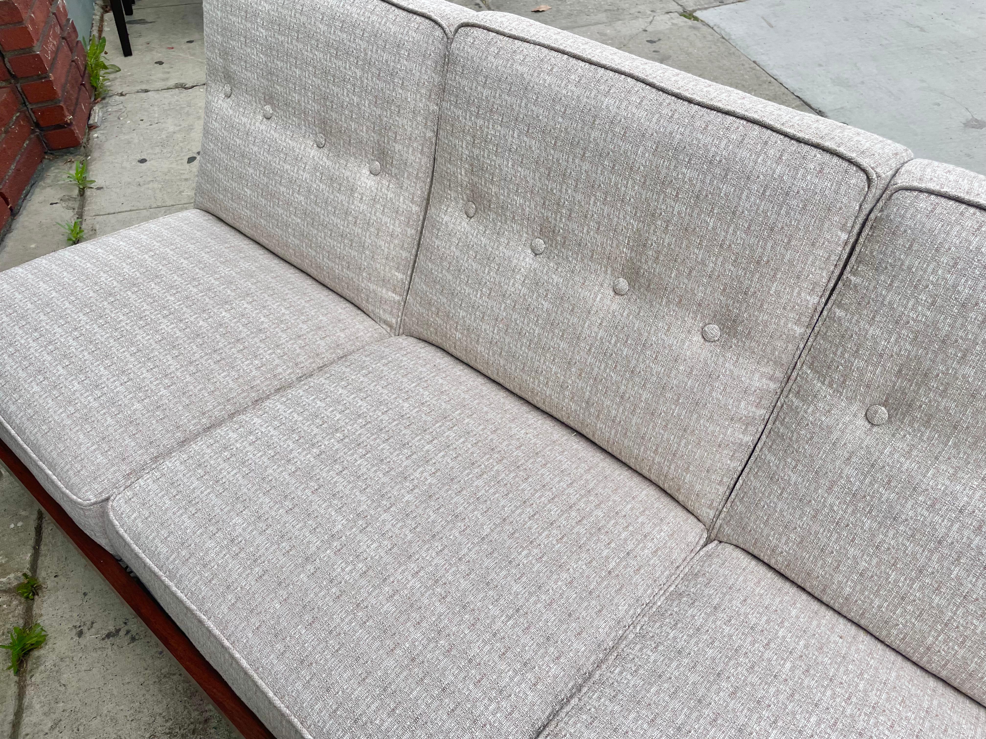 Modernes Walnuss-Sofa aus der Jahrhundertmitte im Angebot 5
