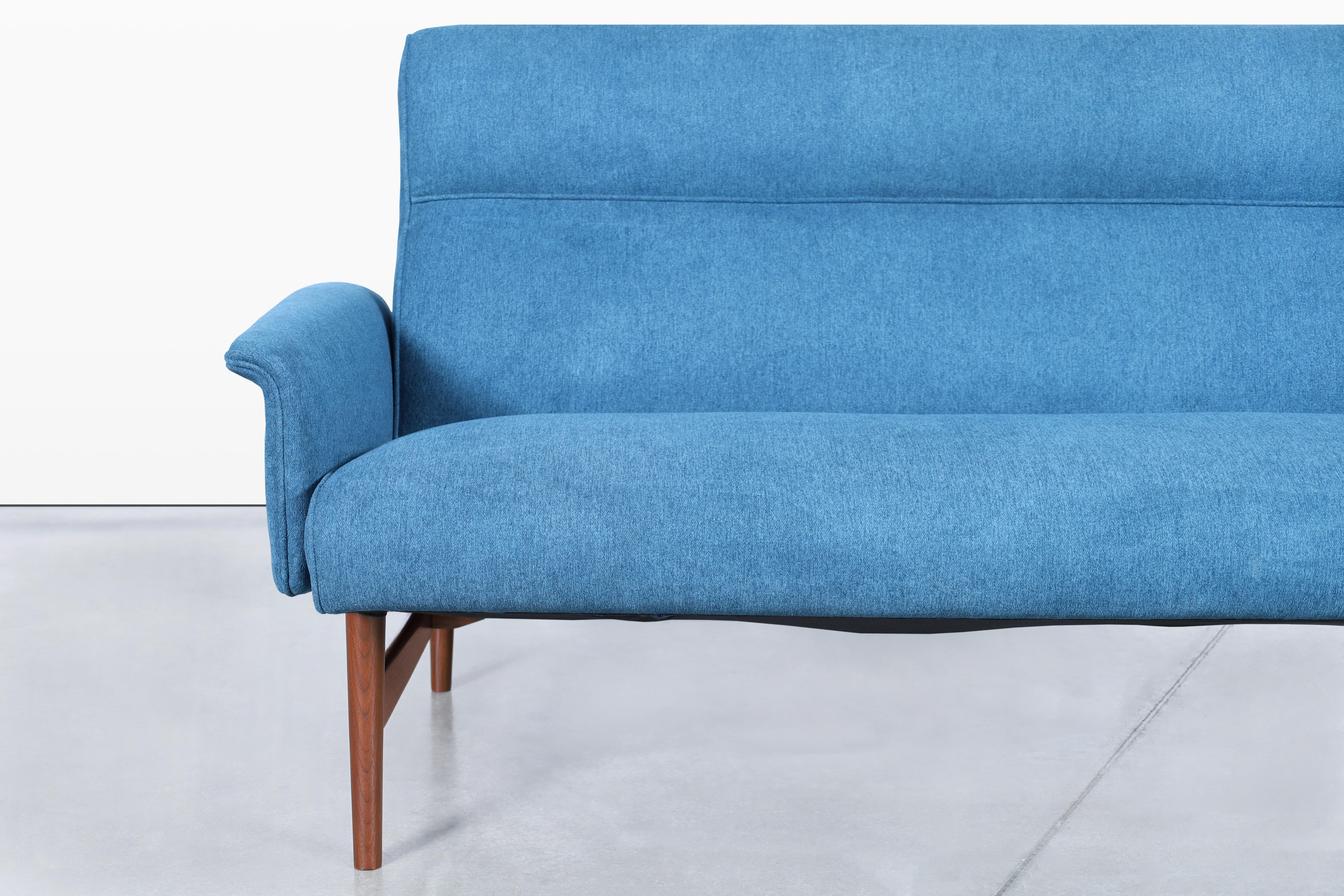 Mid-Century moderno Divano in noce moderno di metà secolo in vendita