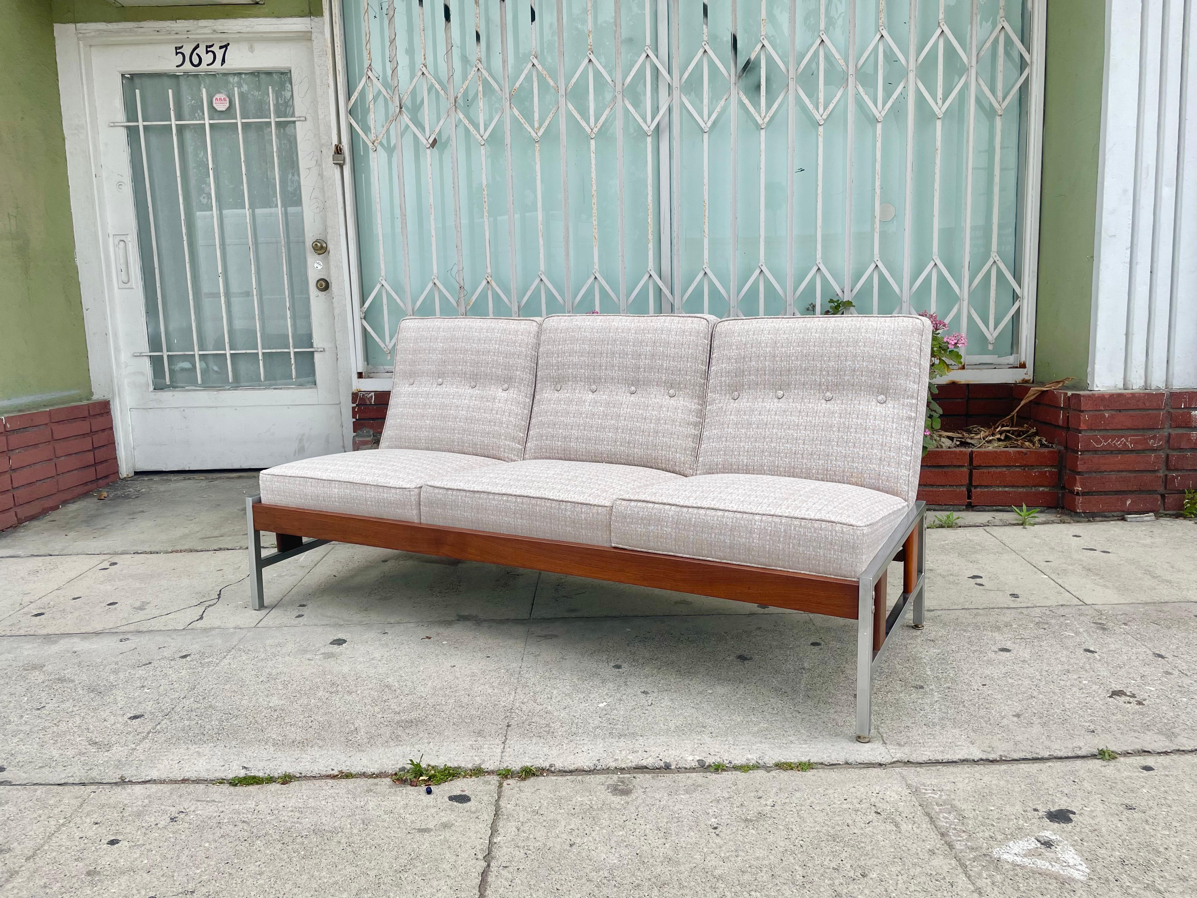 Modernes Walnuss-Sofa aus der Jahrhundertmitte (amerikanisch) im Angebot