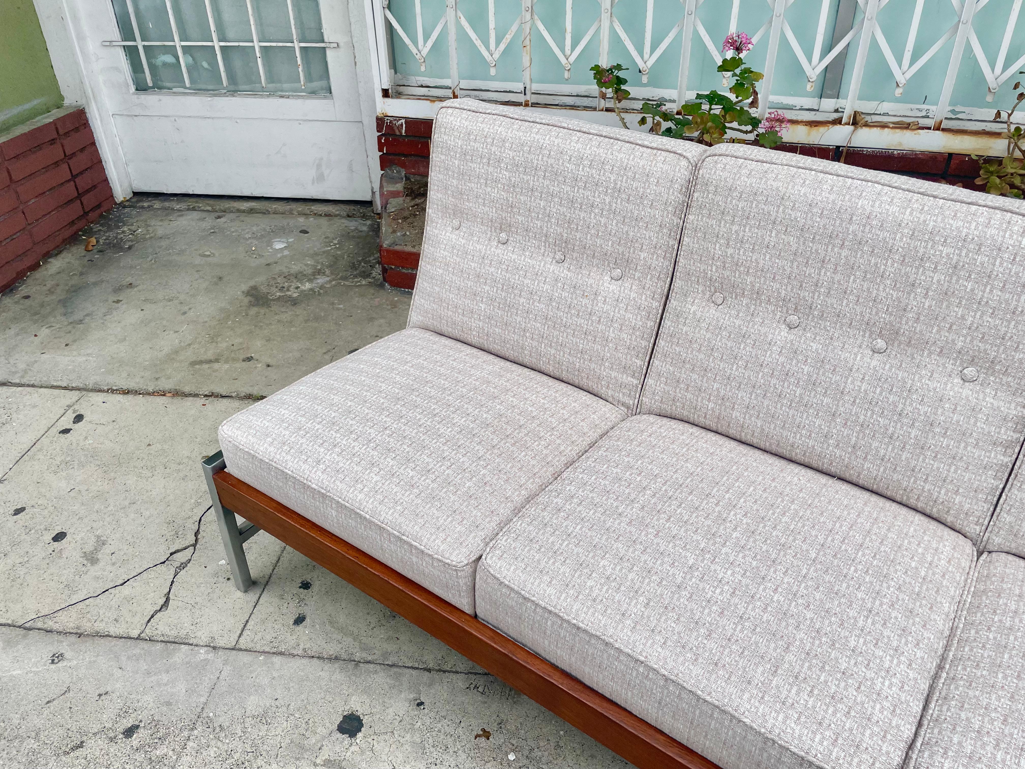 Modernes Walnuss-Sofa aus der Jahrhundertmitte im Zustand „Gut“ im Angebot in North Hollywood, CA