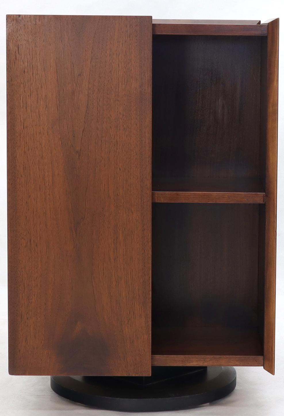 Mid-Century Modern Walnut Stand Revolving Bookcase In Good Condition In Rockaway, NJ
