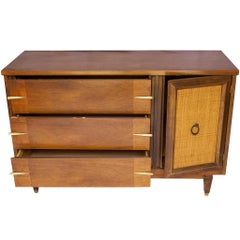 Commode / Meuble de rangement en noyer de style « Mid-Century Modern »