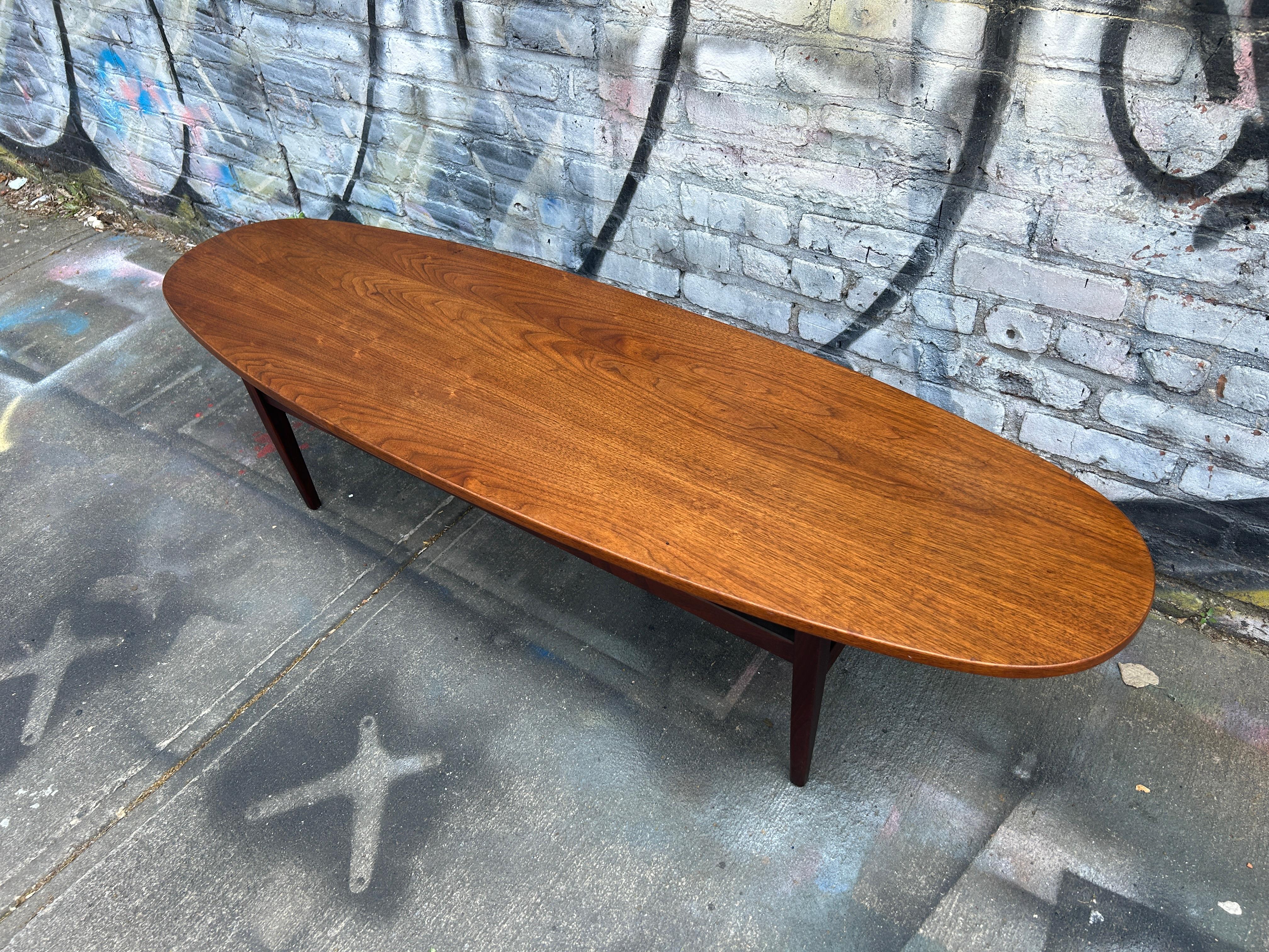 Mid century modern walnut surfboard oval low coffee table Lane. Good Vintage Condition. Very Nice Grain. Made in USA Circa 1960. Located in Brooklyn NYC.

Measures 60