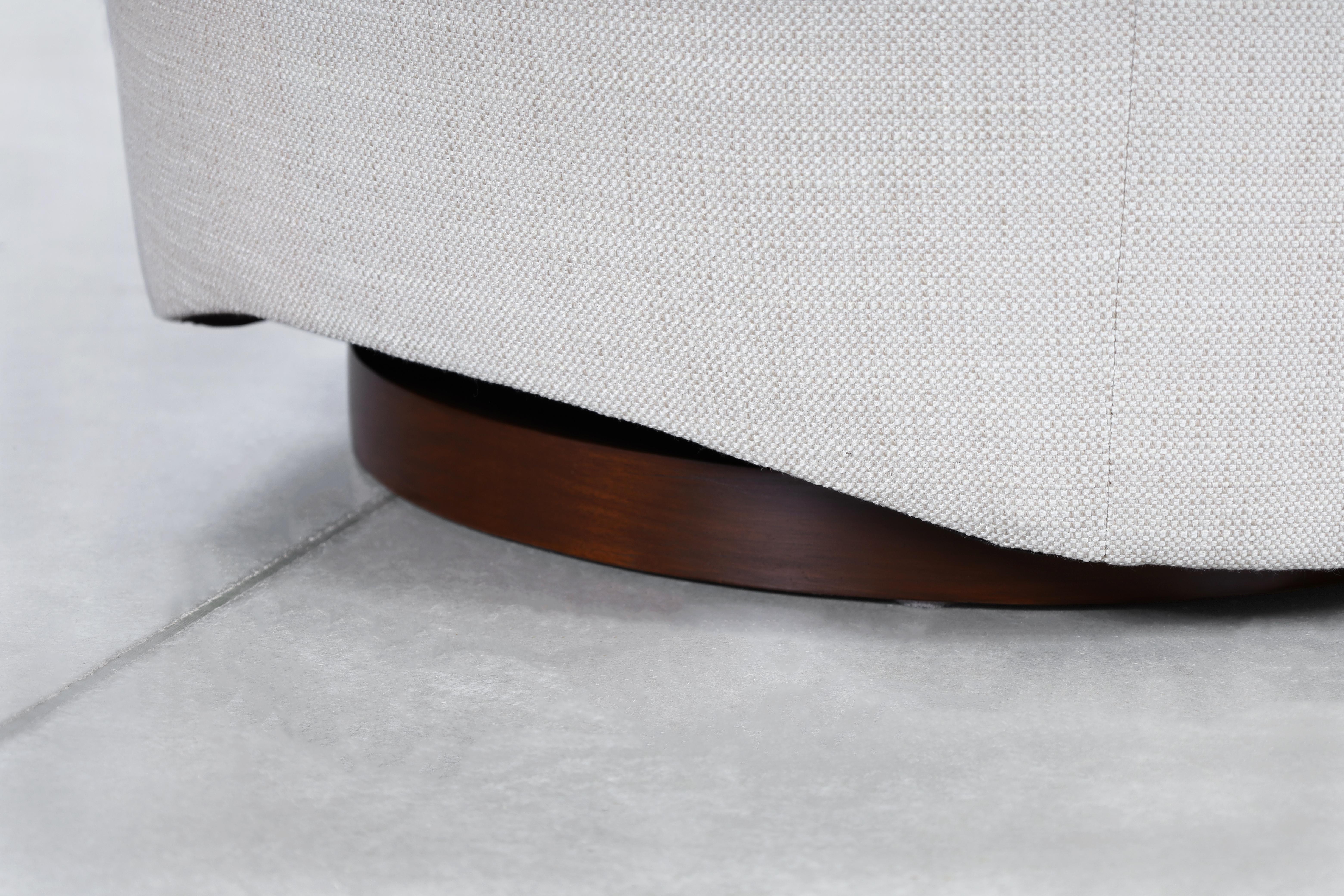 Sedie da salotto girevoli in legno di noce di stile moderno del metà secolo in vendita 6