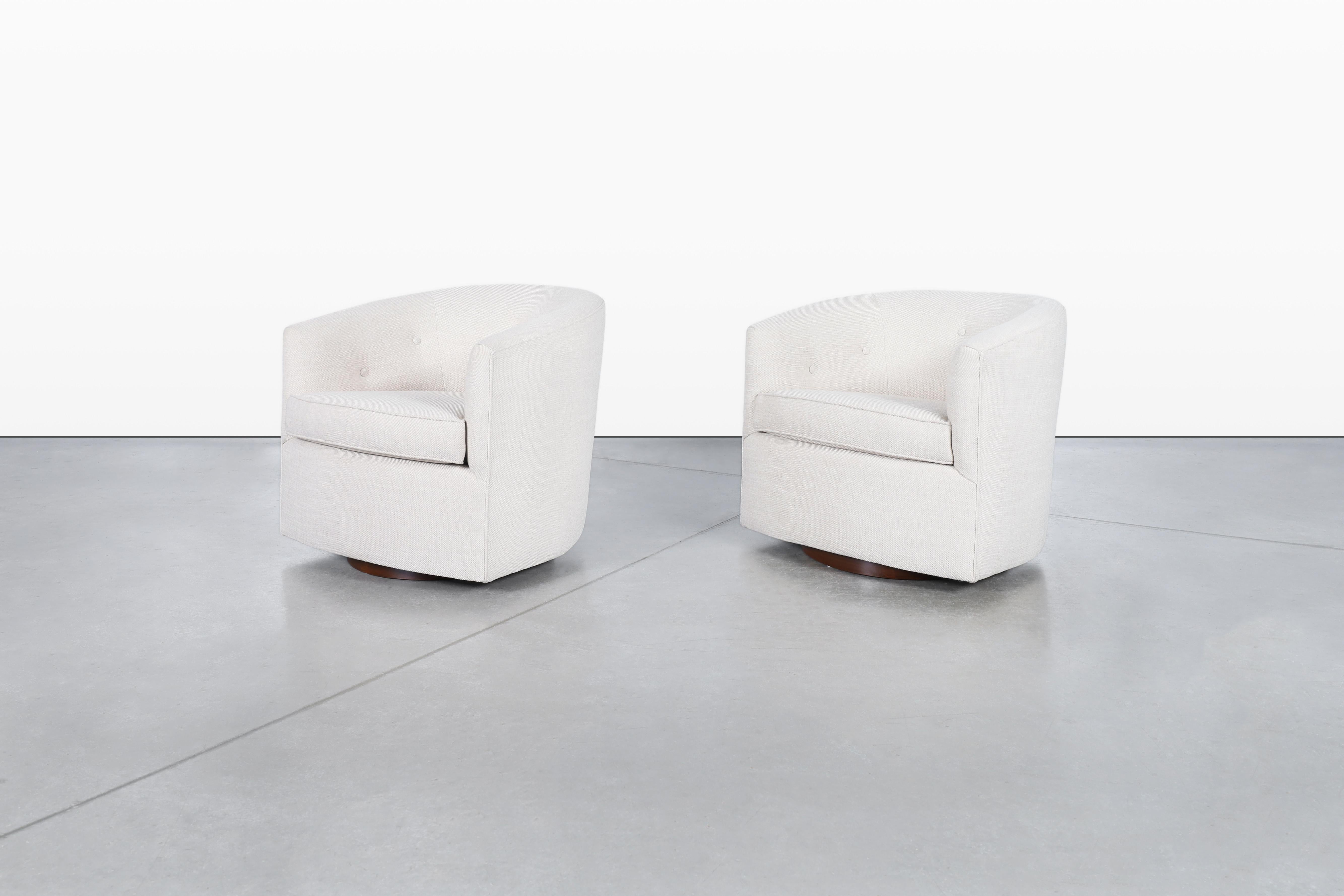 Mid-Century moderno Sedie da salotto girevoli in legno di noce di stile moderno del metà secolo in vendita