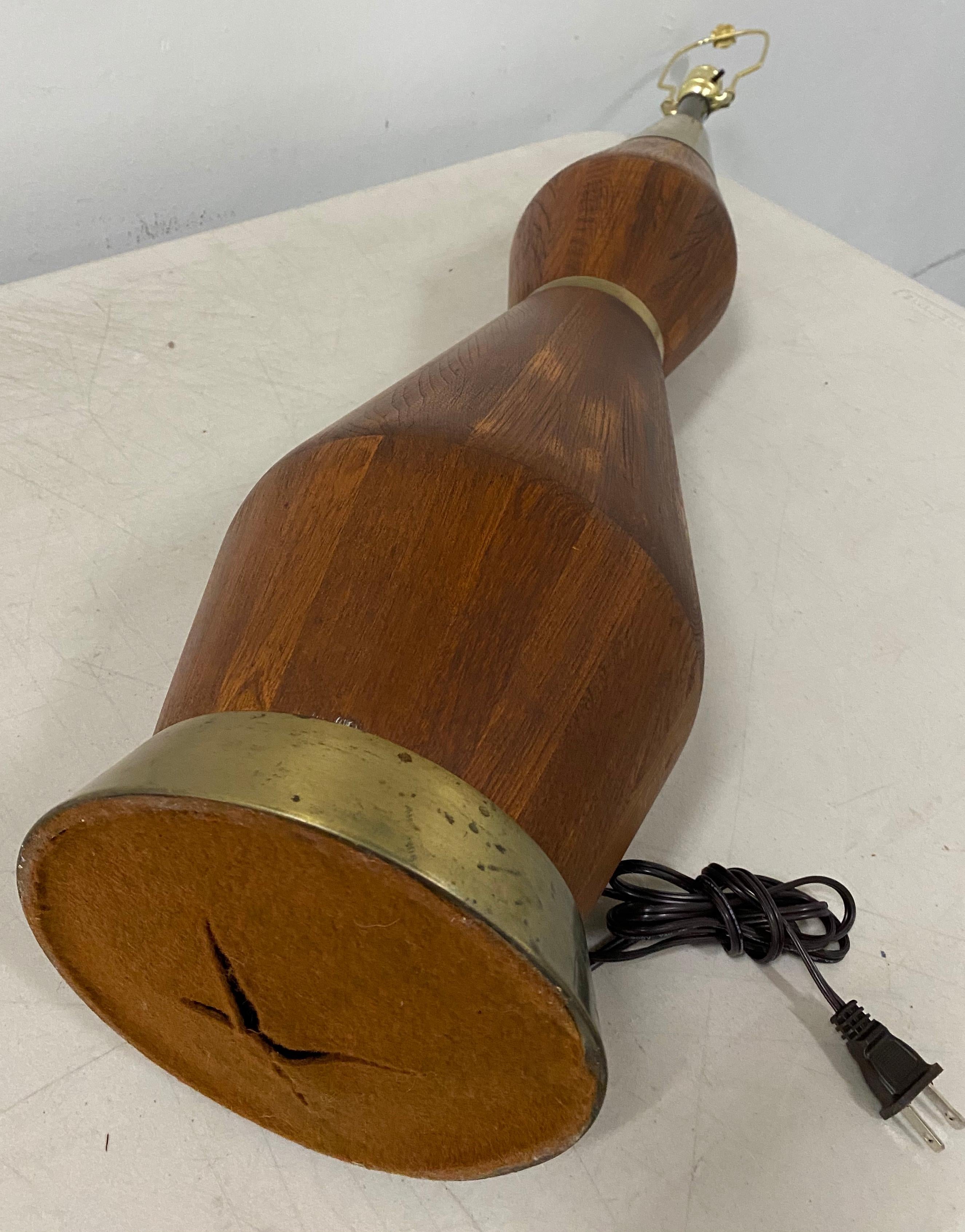 20ième siècle Lampe de table en noyer The Moderns, circa 1960 en vente