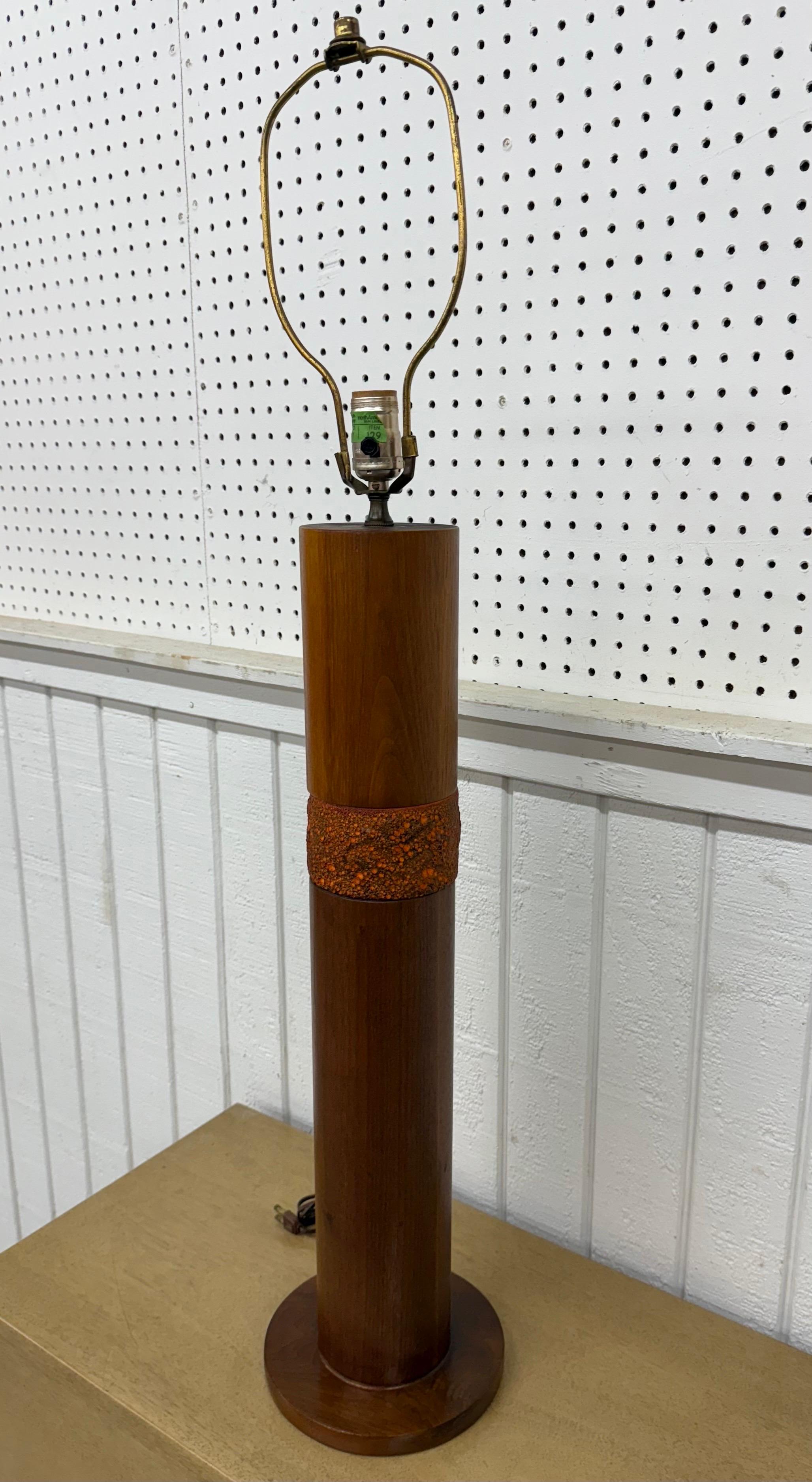 Cette annonce concerne une lampe de table en noyer de style moderne du milieu du siècle. Corps cylindrique en bois massif avec accent orange, base ronde en bois, harpe en laiton et cordon d'origine. Il s'agit d'une combinaison exceptionnelle de