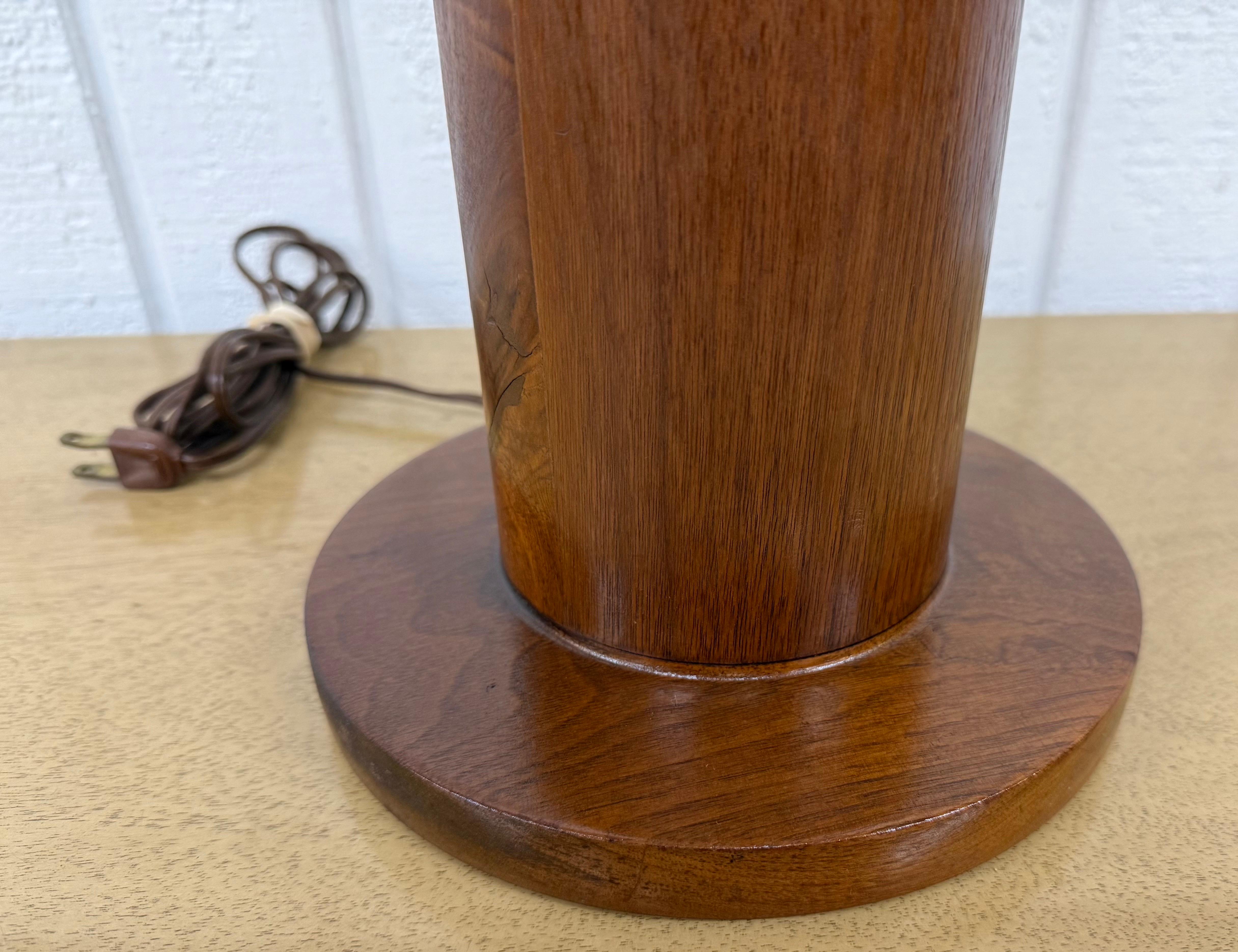 Américain Lampe à poser en noyer The Moderns en vente