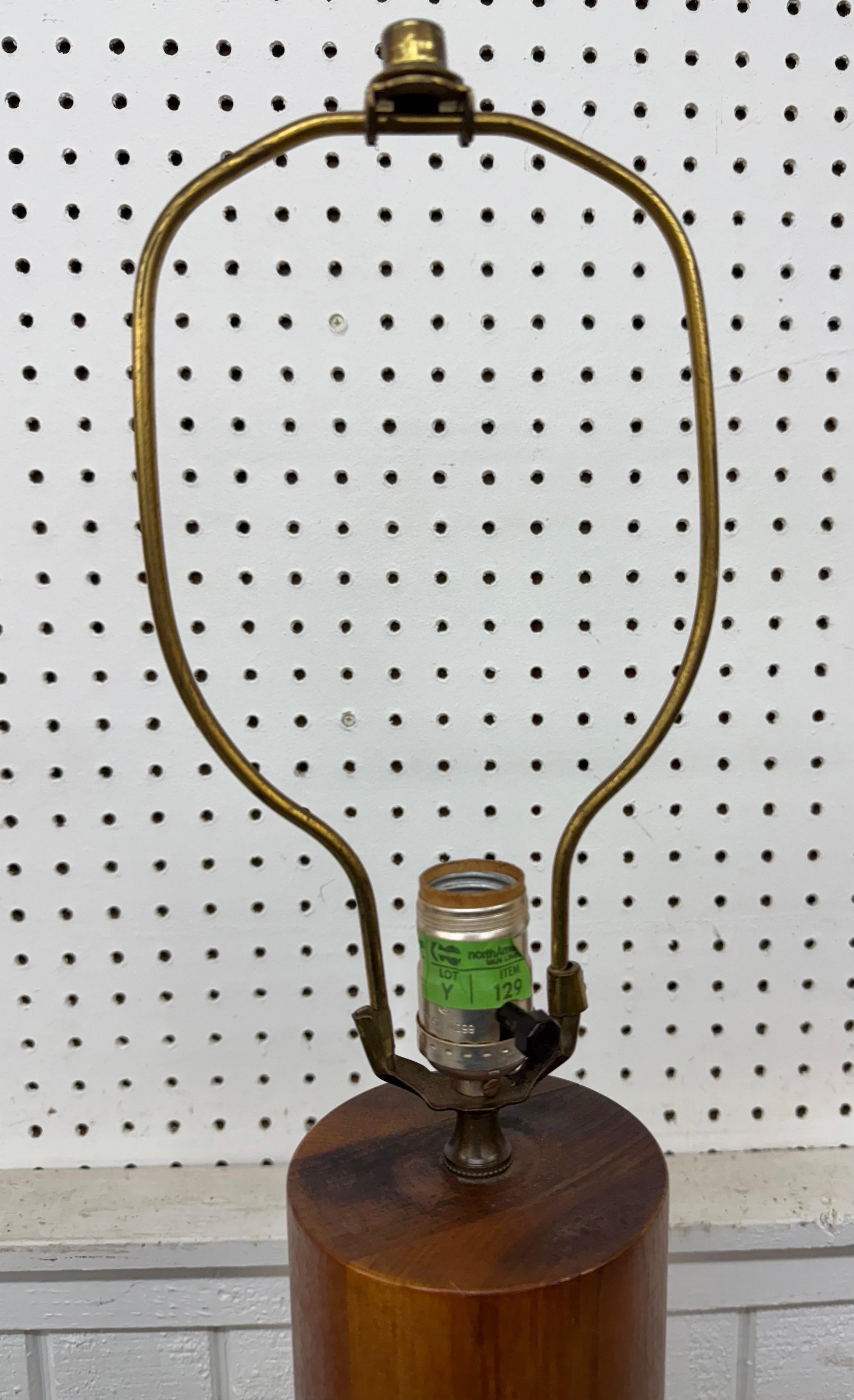 Lampe à poser en noyer The Moderns Bon état - En vente à Clarksboro, NJ