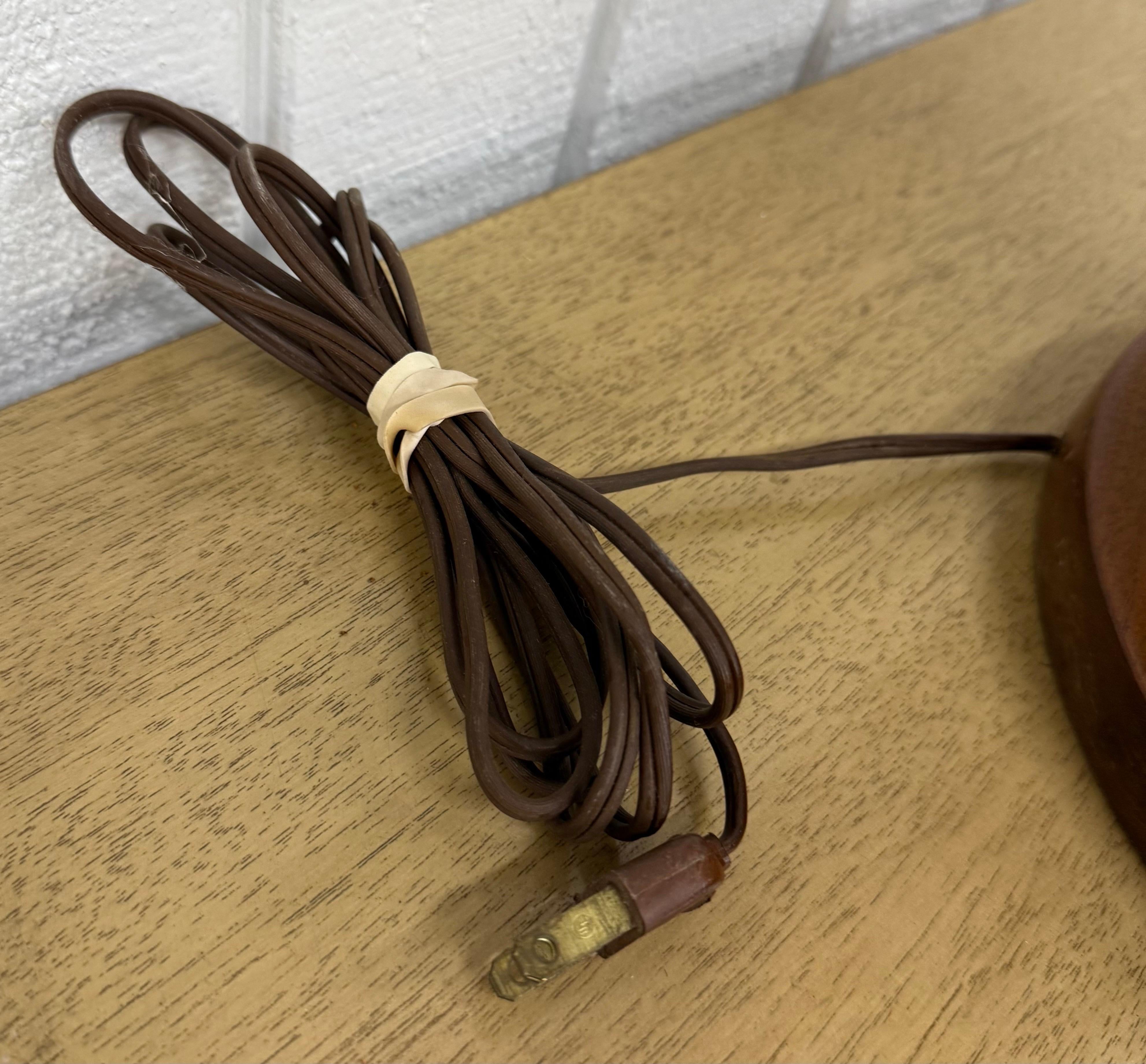 20ième siècle Lampe à poser en noyer The Moderns en vente