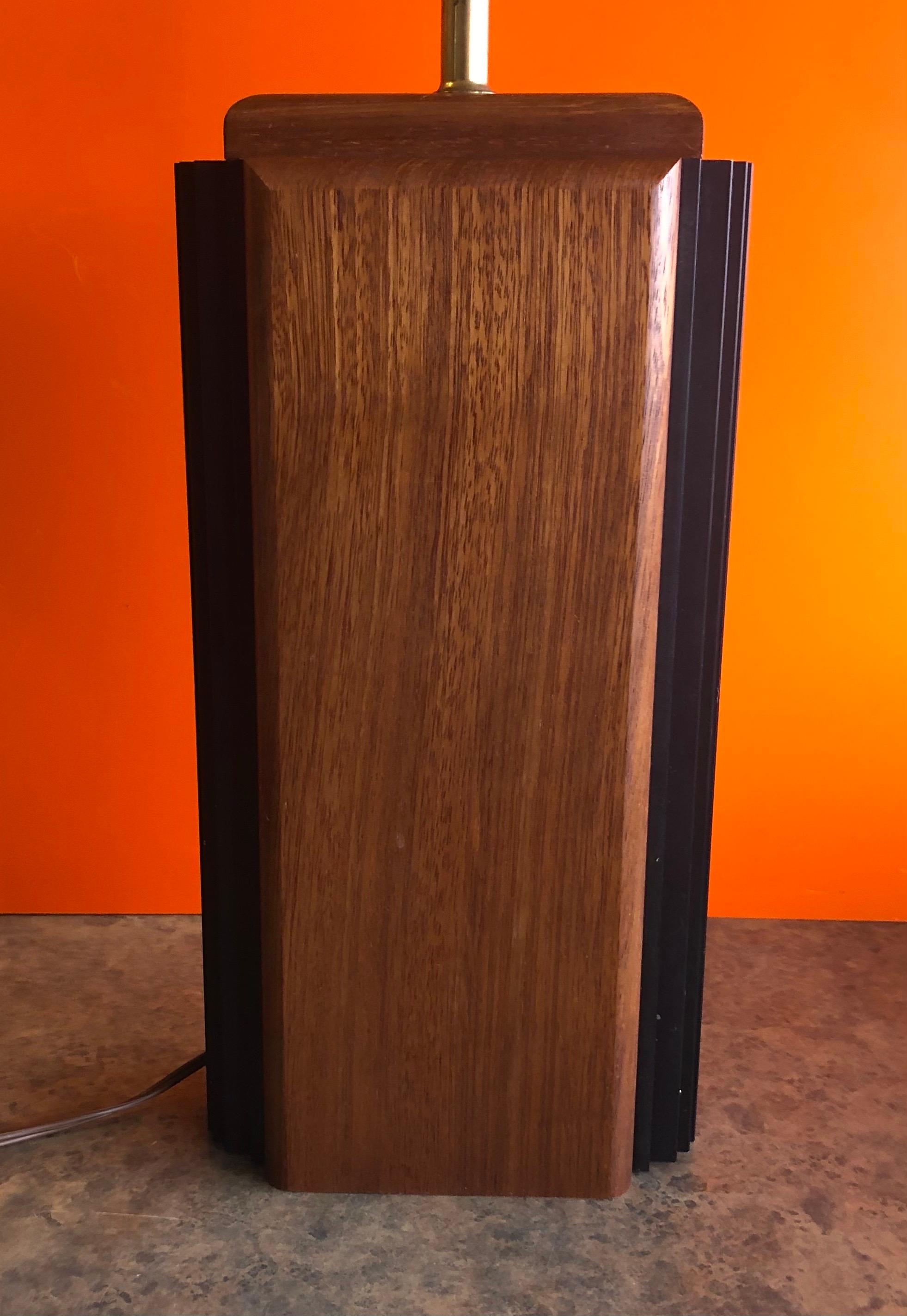 Mid-Century Modern Walnut Table Lamp with Black Metal Side Fins In Good Condition For Sale In San Diego, CA