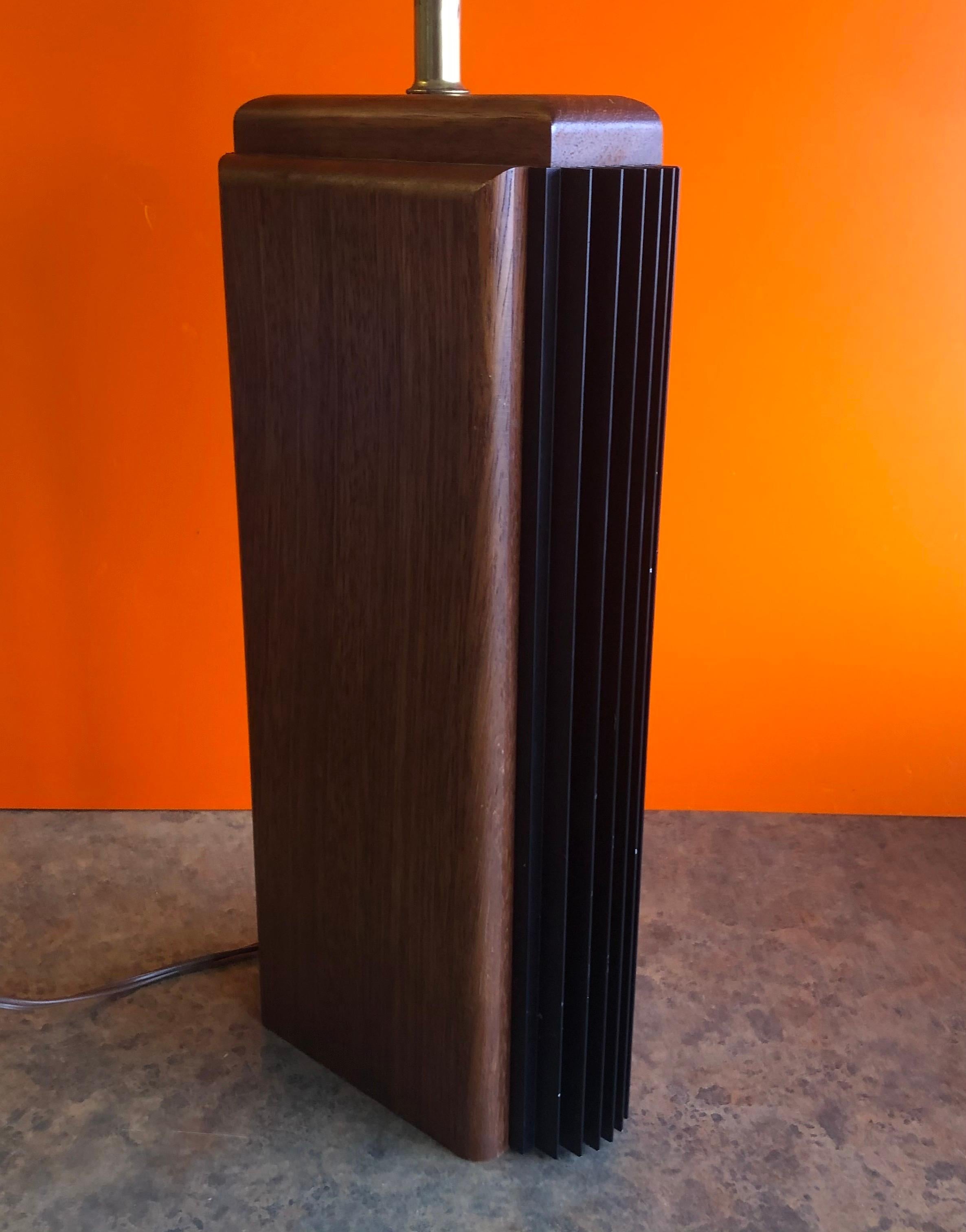 Mid-Century Modern Walnut Table Lamp with Black Metal Side Fins For Sale 1