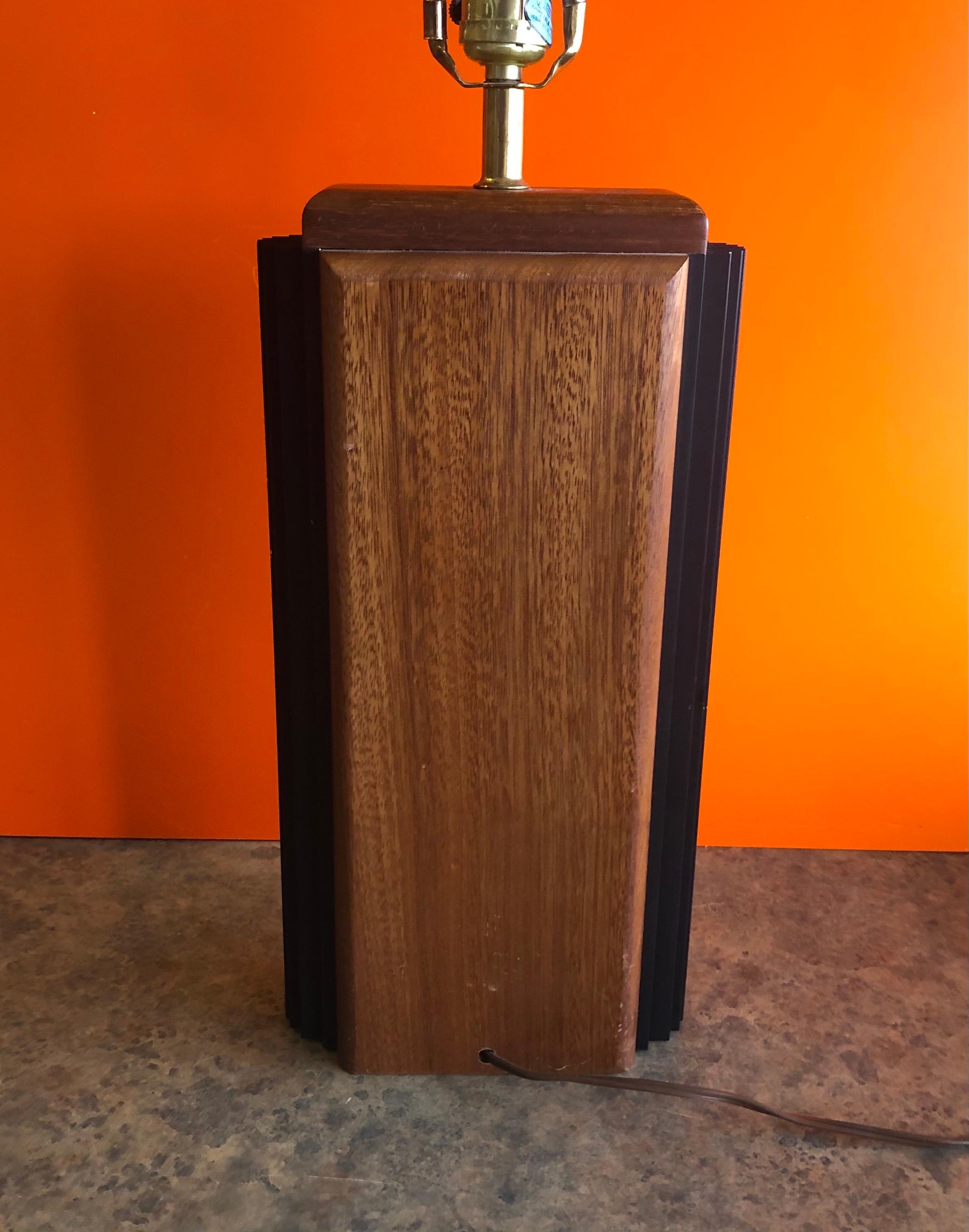 Mid-Century Modern Walnut Table Lamp with Black Metal Side Fins For Sale 3