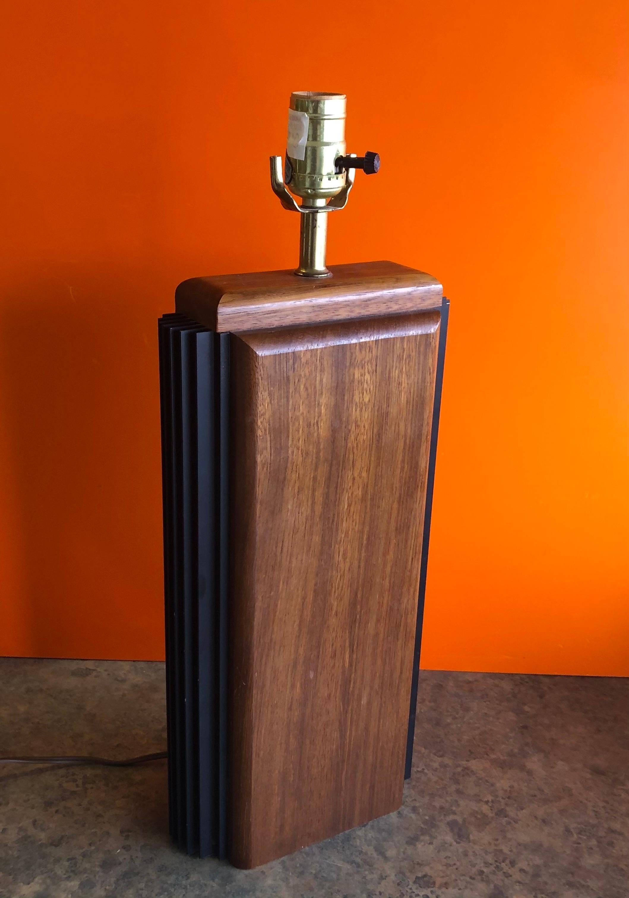 Mid-Century Modern Walnut Table Lamp with Black Metal Side Fins For Sale 4