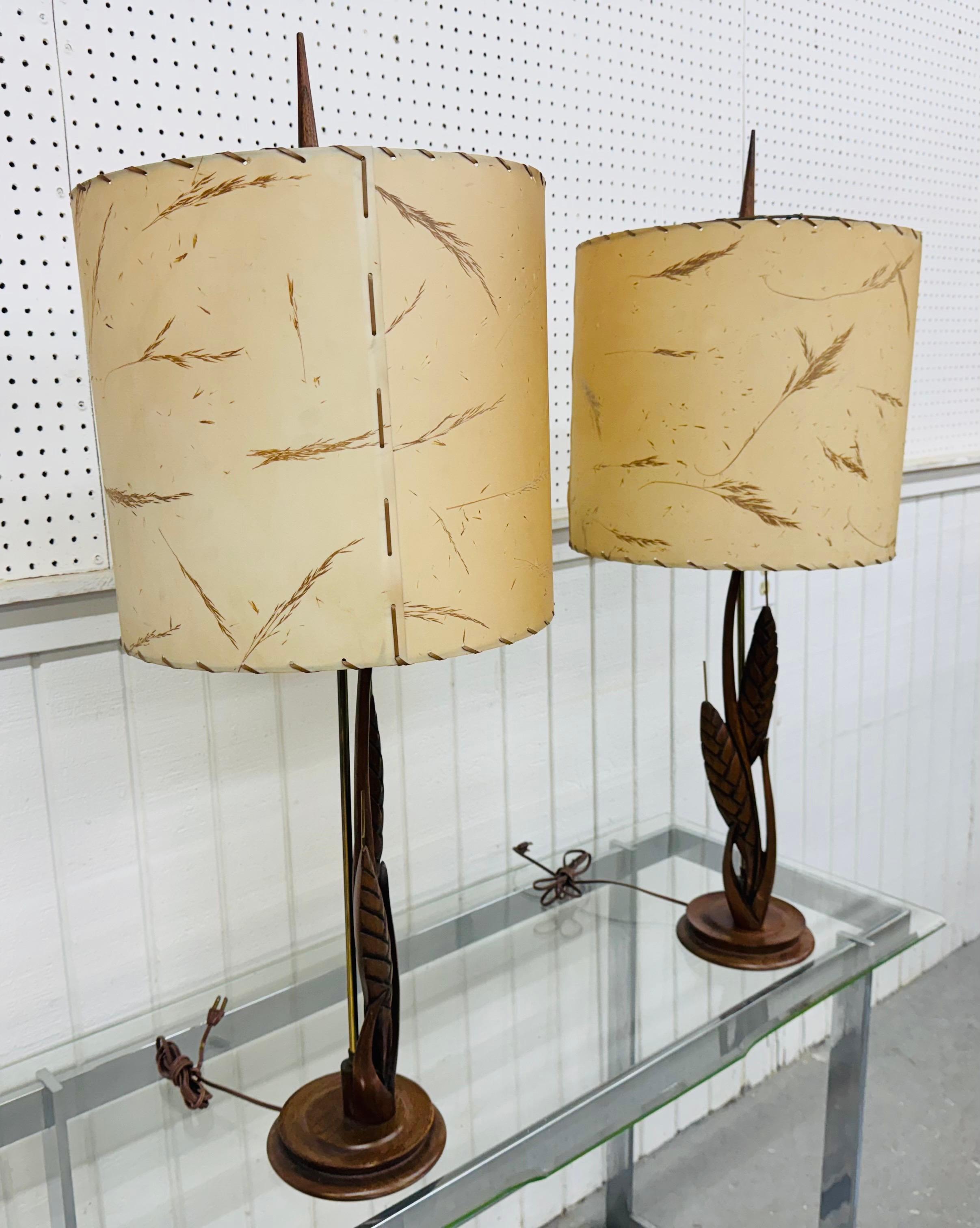 Diese Auflistung ist für ein Paar von Mid-Century Modern Walnuss Tischlampen. Der Korpus aus Messing mit geschnitzten Blättern aus Nussbaumholz, der runde Sockel aus Nussbaumholz und die originalen Lampenschirme mit spitzen Nussbaumblättern. Eine