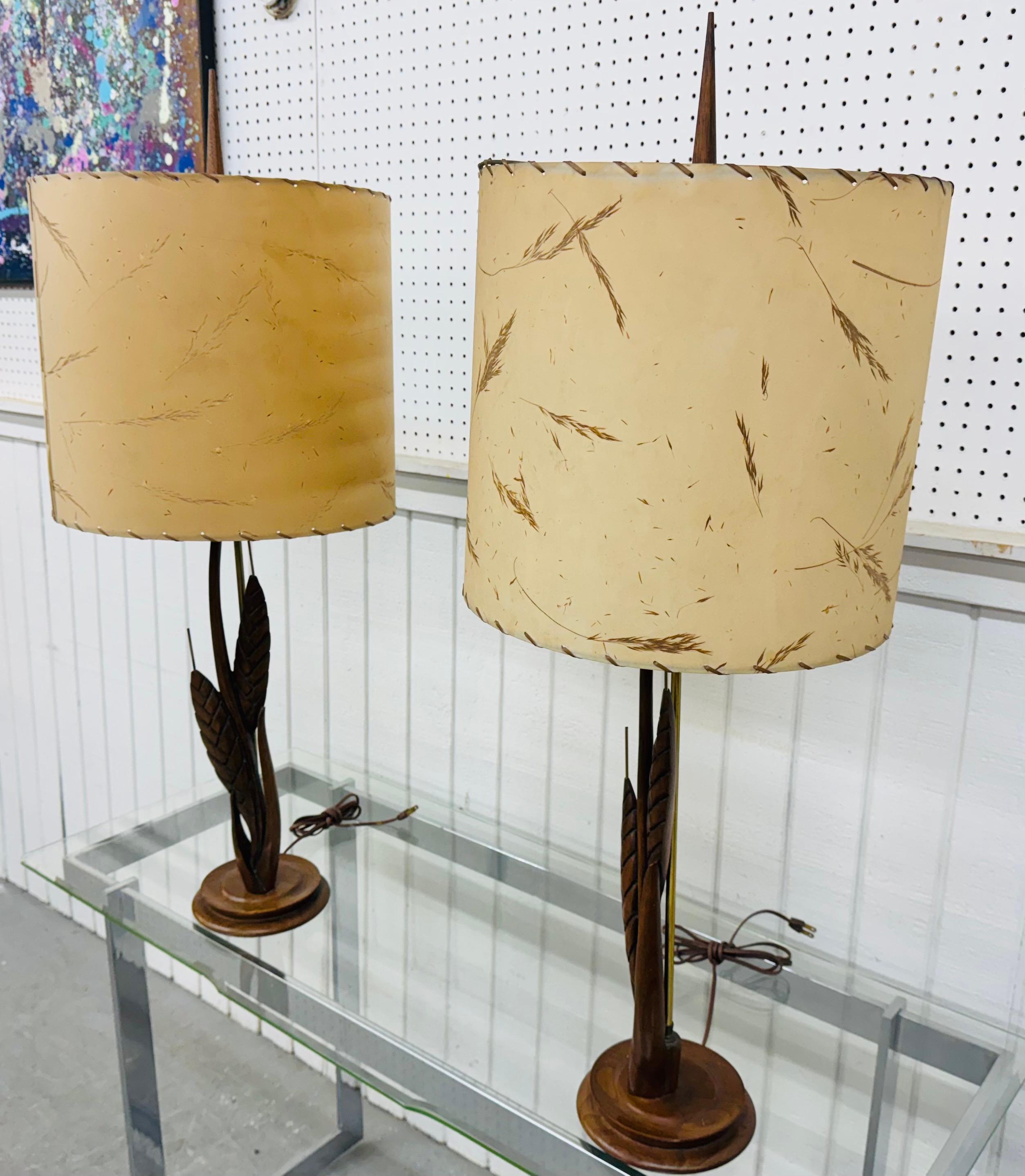 Moderne Mid-Century-Tischlampen aus Nussbaumholz mit Original-Schirmen – 2er-Set (Moderne der Mitte des Jahrhunderts) im Angebot
