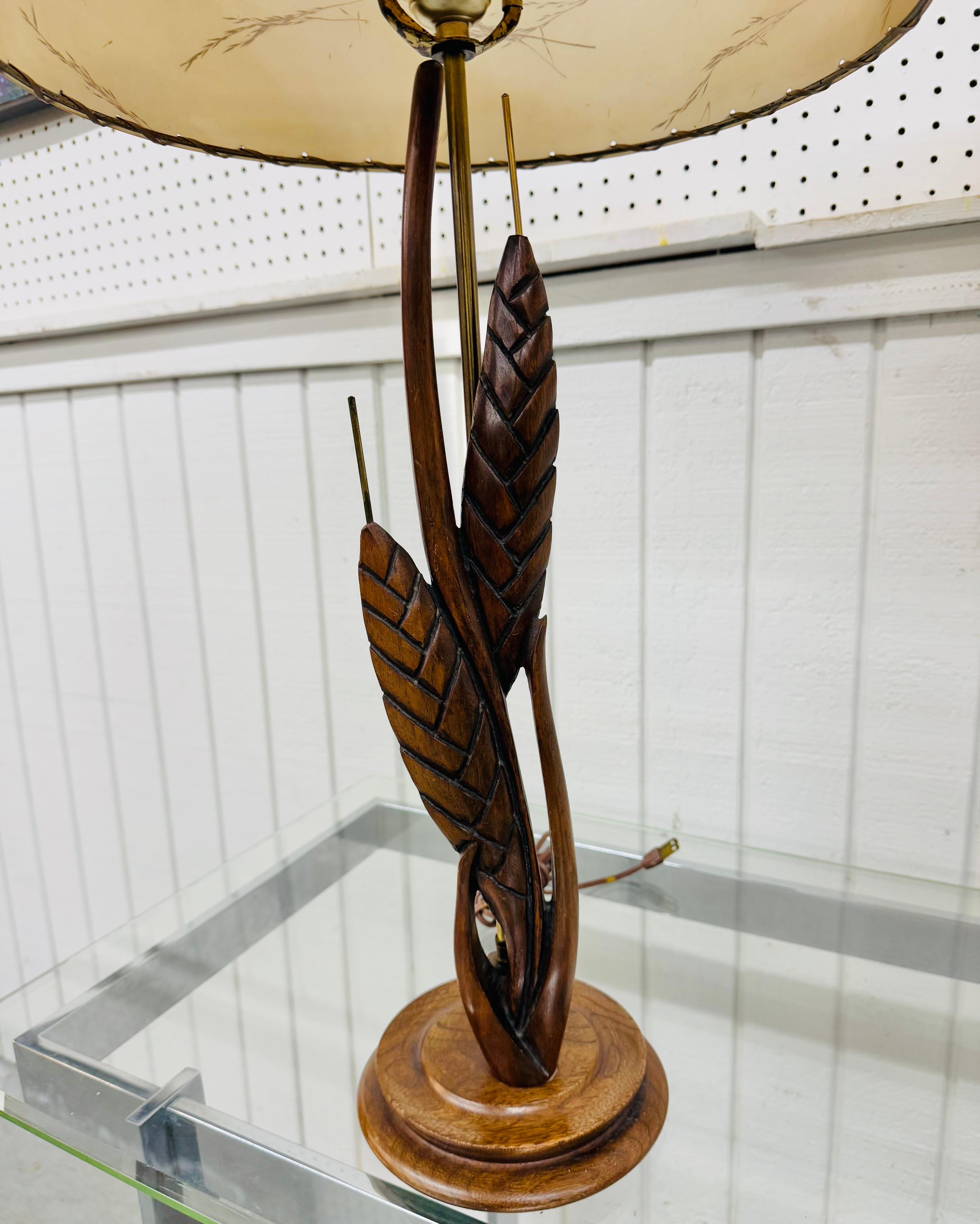 Moderne Mid-Century-Tischlampen aus Nussbaumholz mit Original-Schirmen – 2er-Set (amerikanisch) im Angebot