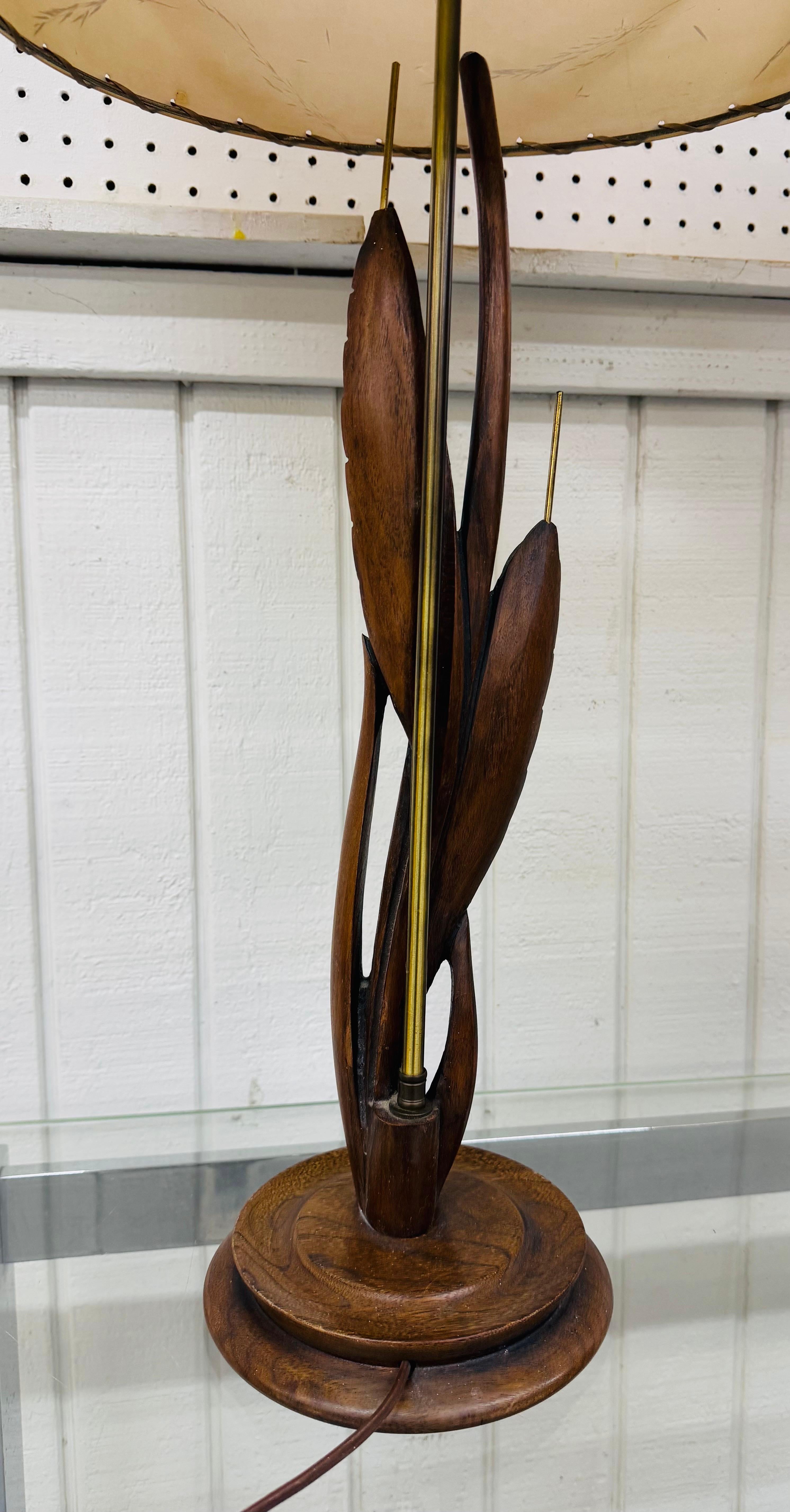 Moderne Mid-Century-Tischlampen aus Nussbaumholz mit Original-Schirmen – 2er-Set im Angebot 1