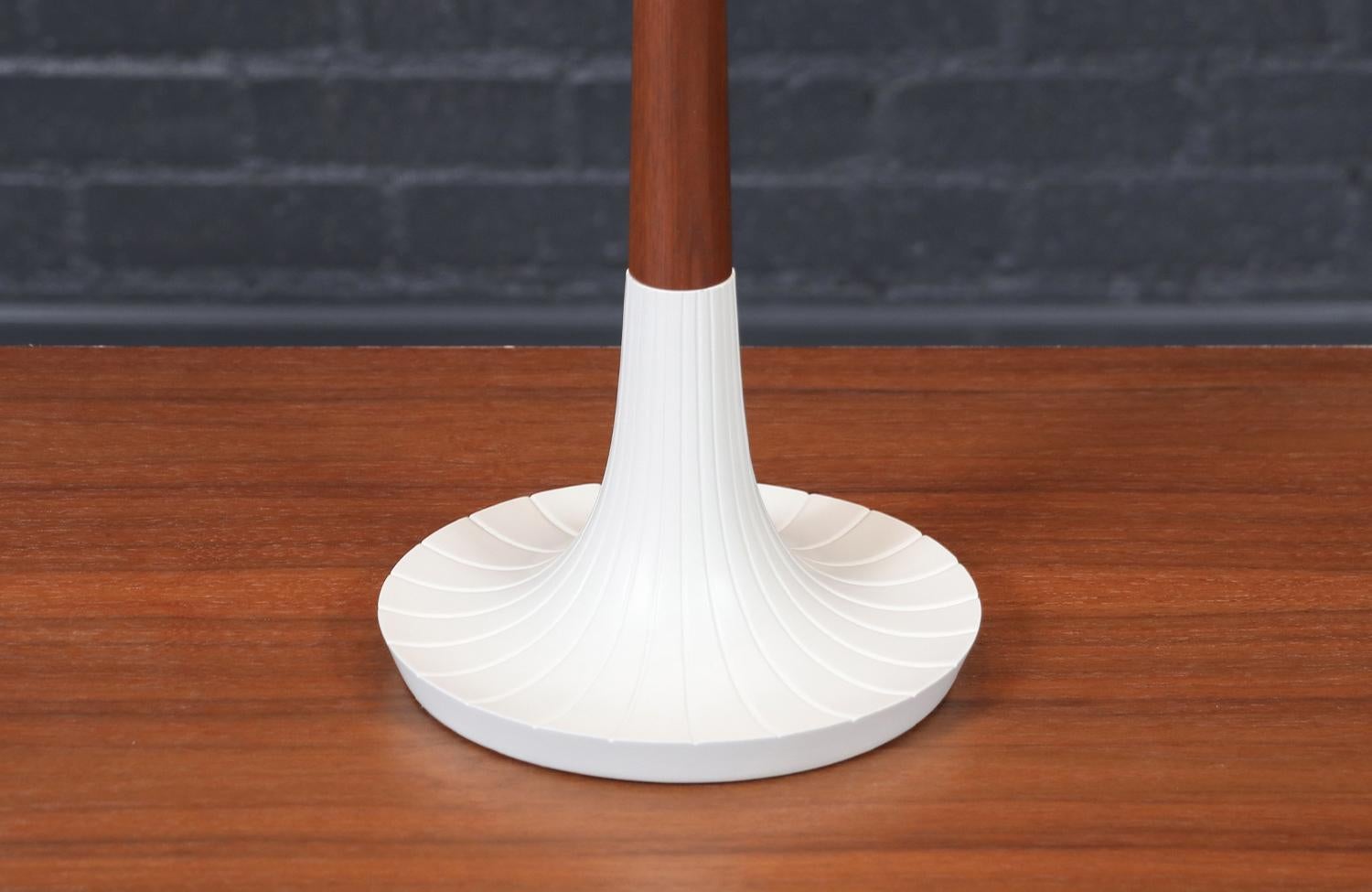 Mid-Century Modern Walnut Table Lamps w/ Sculptural Metal Bases en vente 6