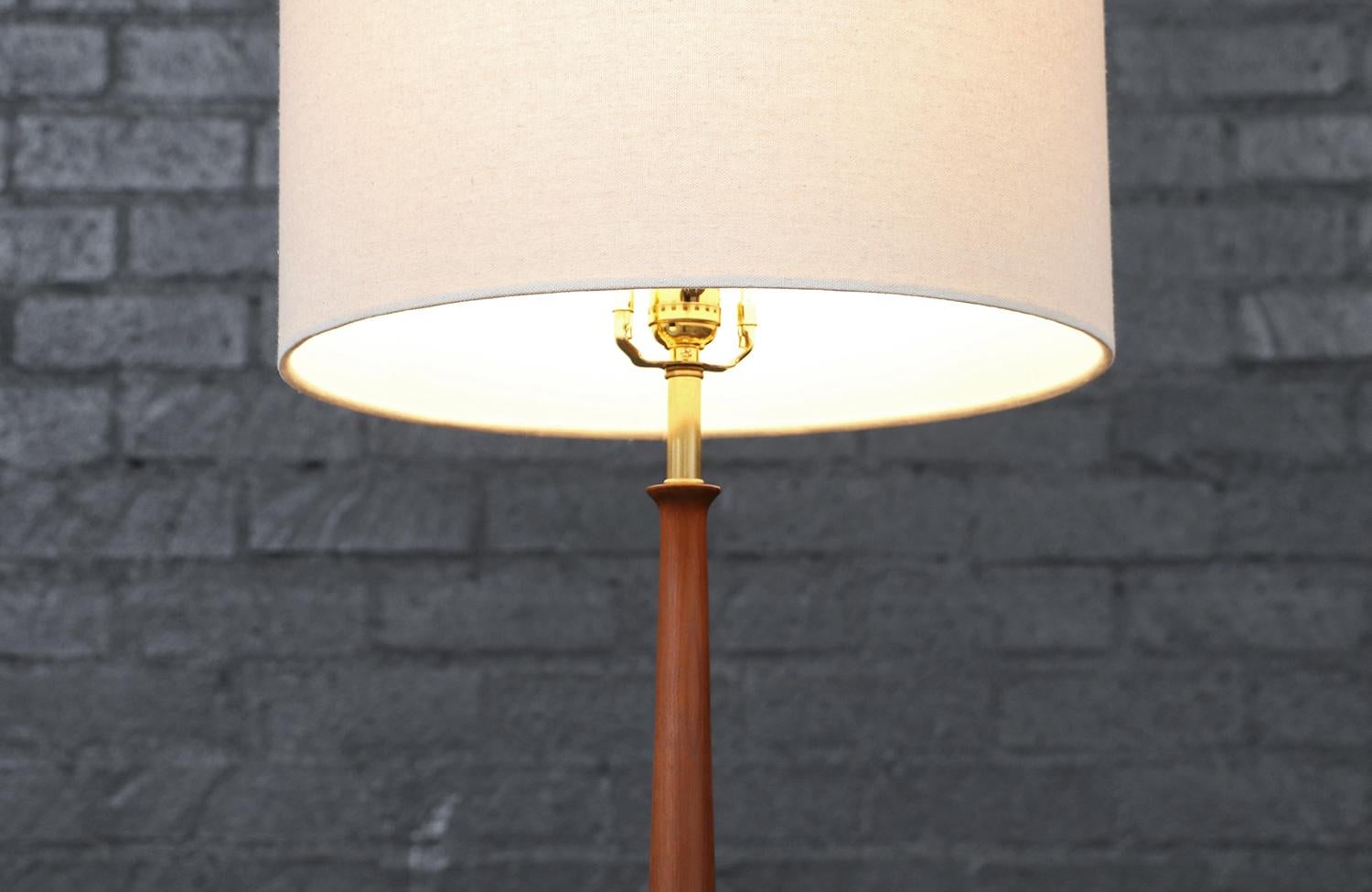 Mid-Century Modern Walnut Table Lamps w/ Sculptural Metal Bases Excellent état - En vente à Los Angeles, CA