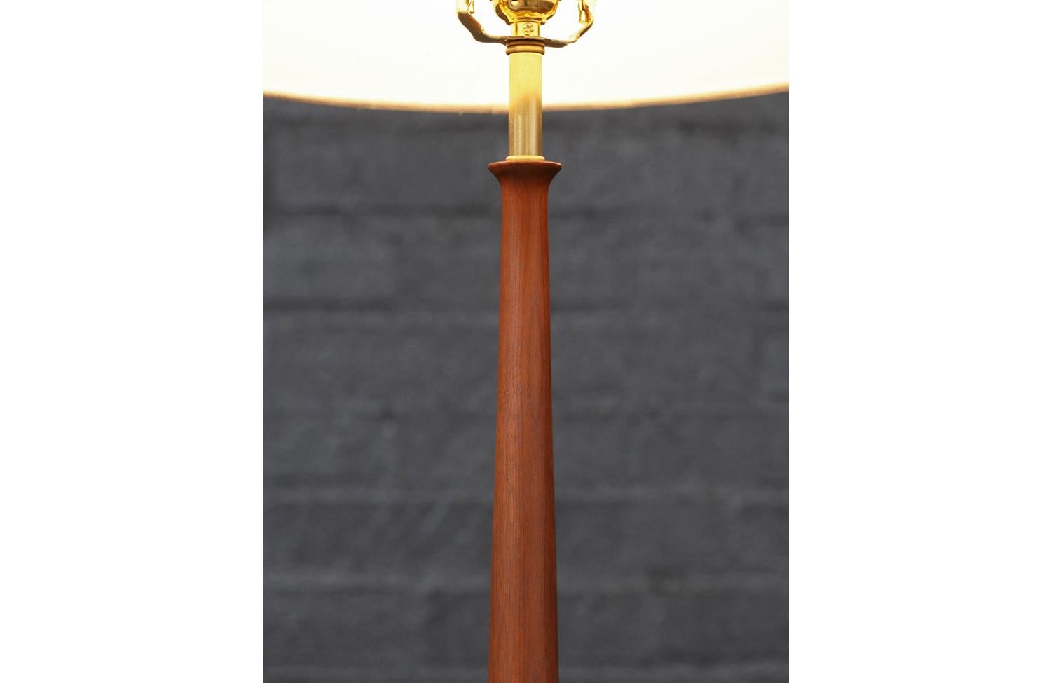 Milieu du XXe siècle Mid-Century Modern Walnut Table Lamps w/ Sculptural Metal Bases en vente