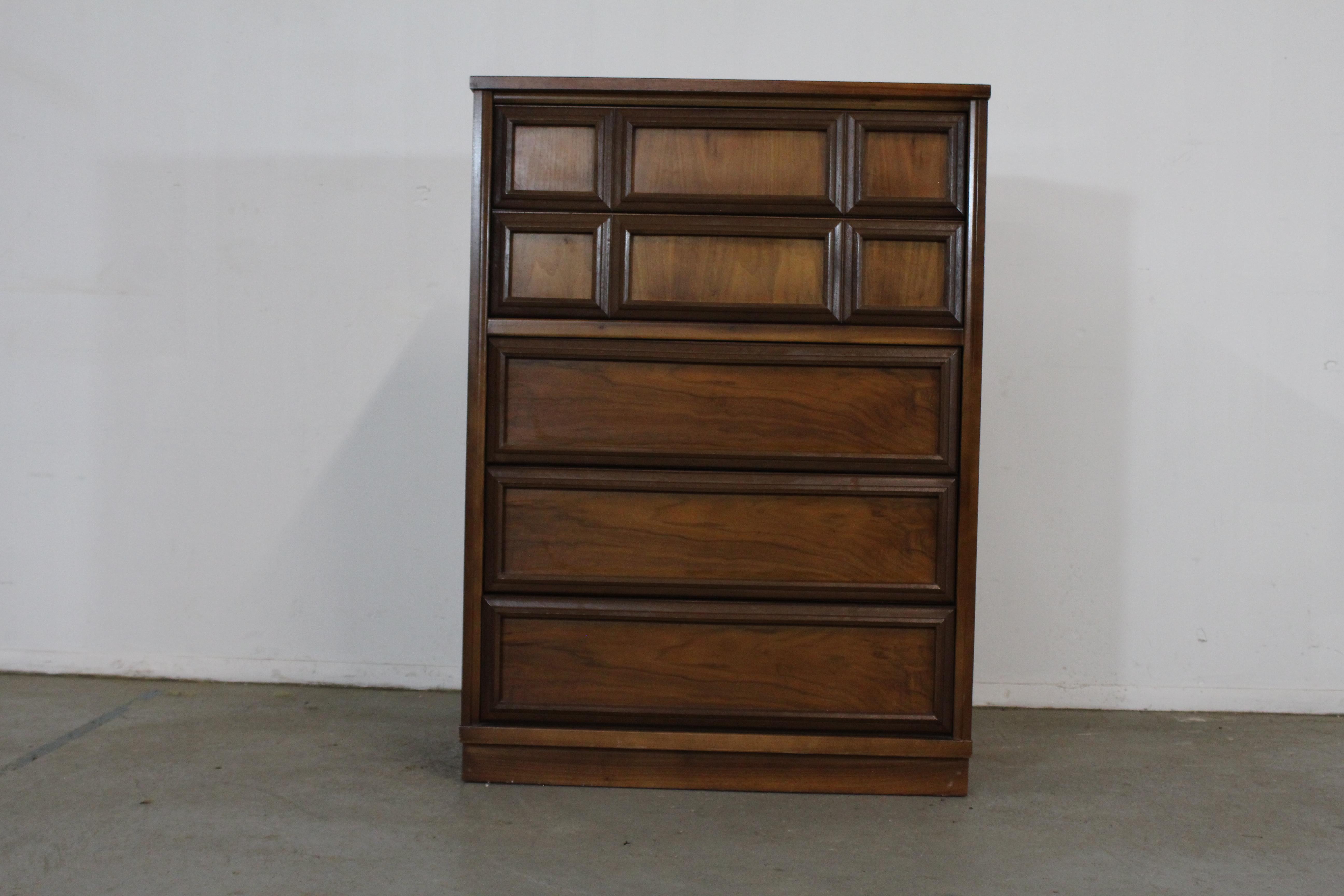 Mid-Century Modern Walnut Tall Chest / Dresser For Sale 9