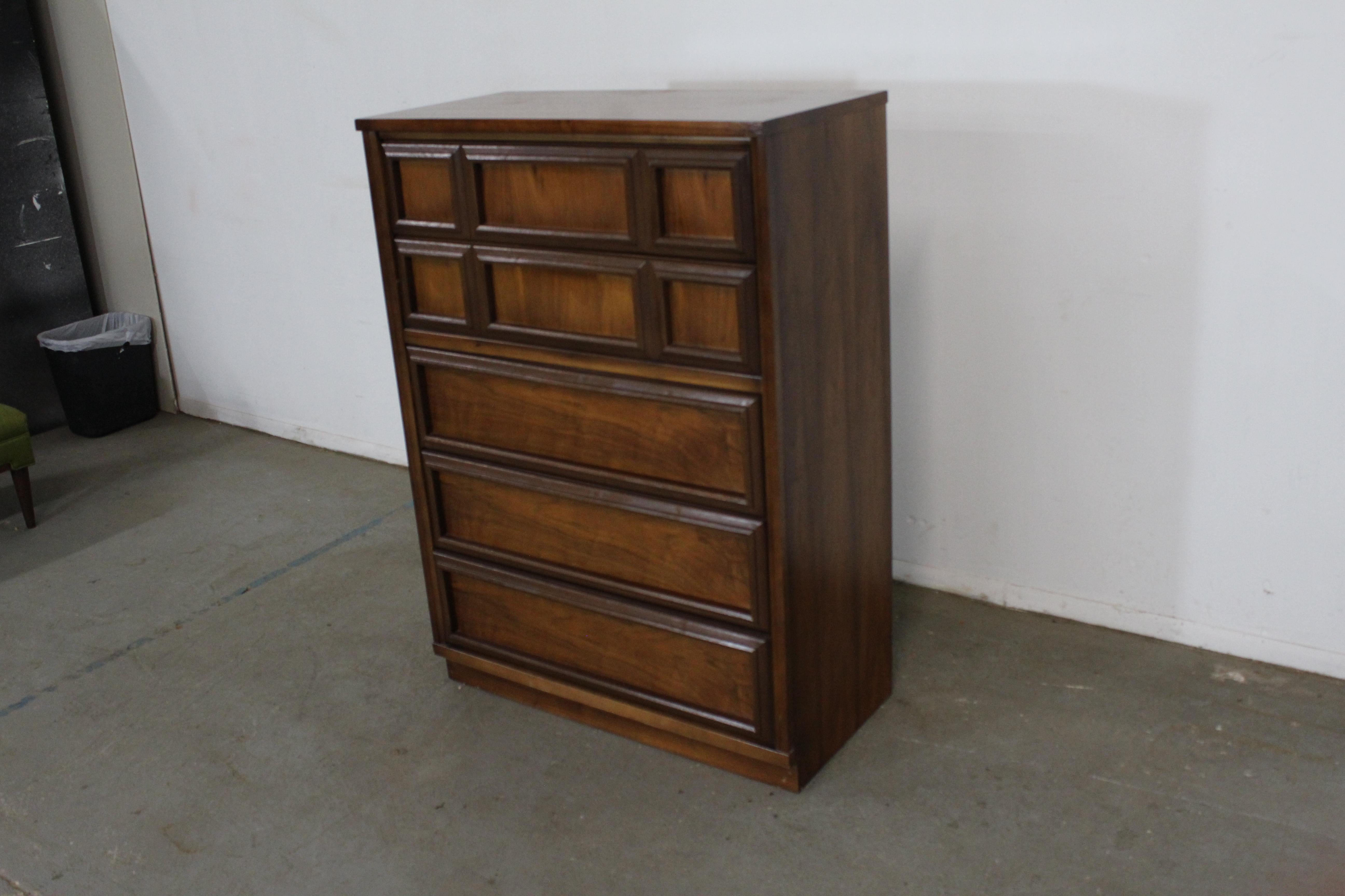 Mid-Century Modern Walnut Tall Chest / Dresser In Good Condition For Sale In Wilmington, DE