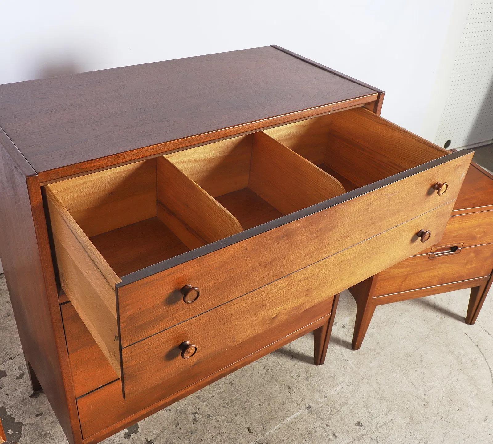 Mid-Century moderno Mid-Century Modern Walnut Tallboy Chest With 4 Drawers in vendita