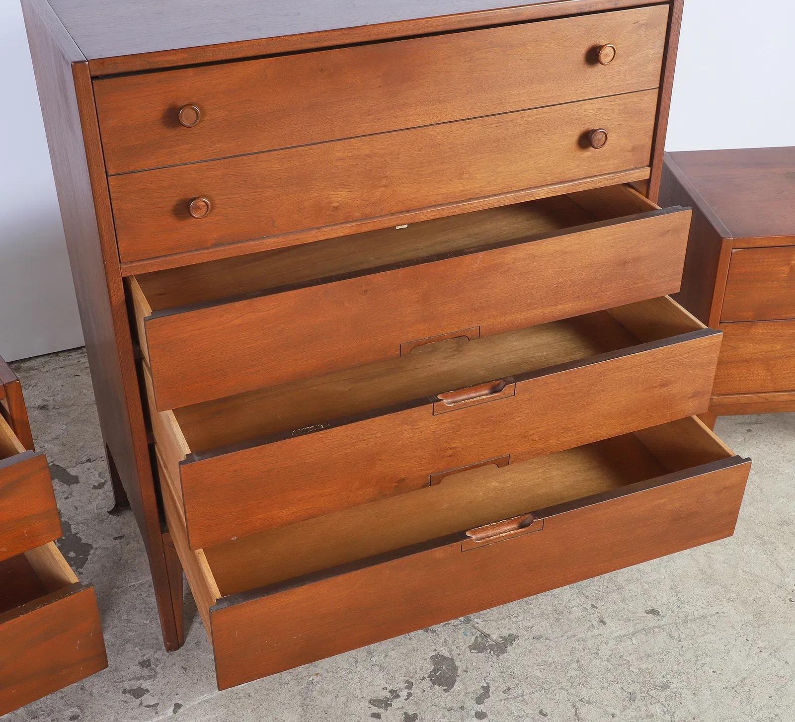 Mid-Century Modern Walnut Tallboy Chest With 4 Drawers In condizioni buone in vendita a Elkton, MD
