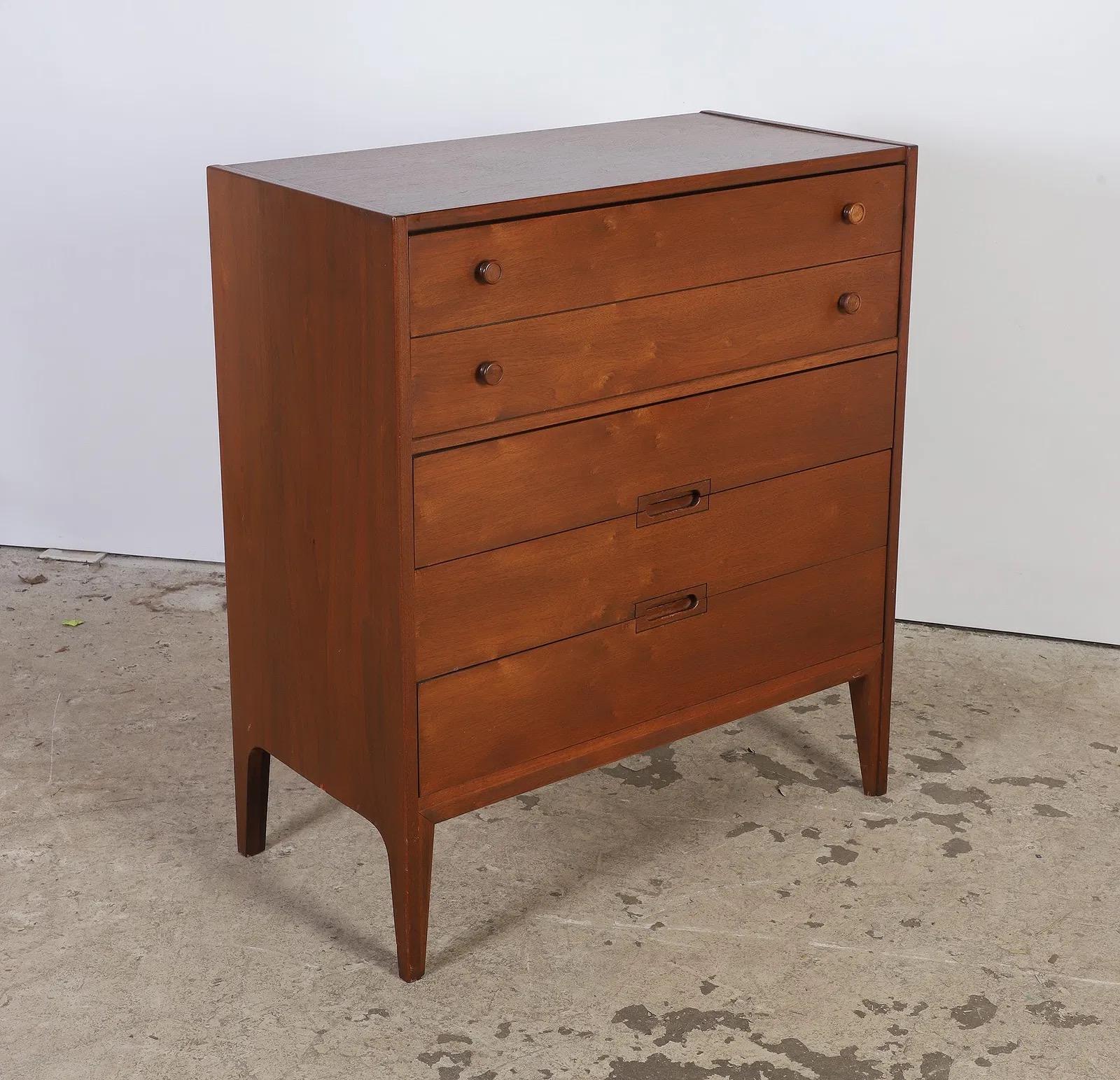 Noce Mid-Century Modern Walnut Tallboy Chest With 4 Drawers in vendita