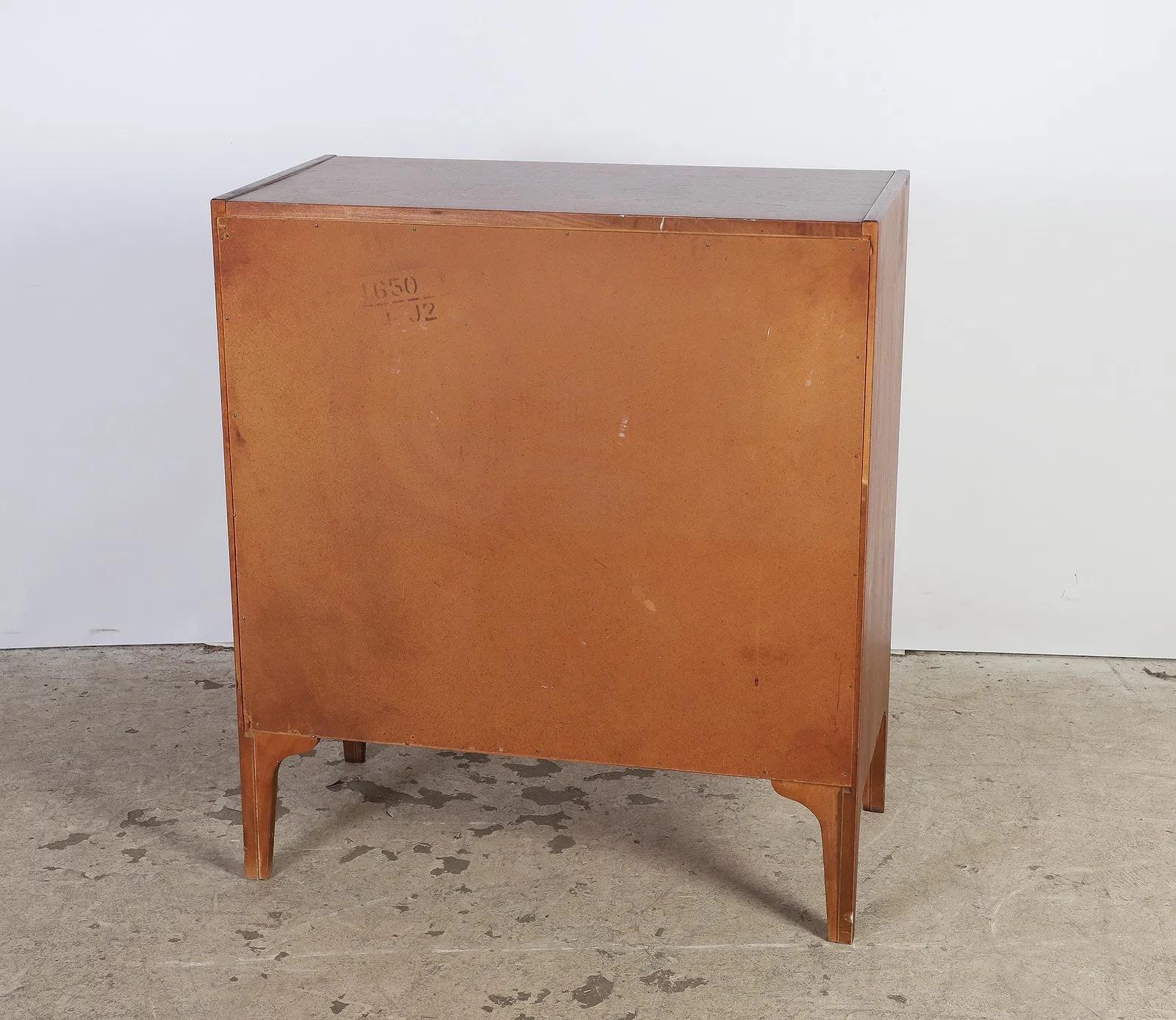Mid-Century Modern Walnut Tallboy Chest With 4 Drawers in vendita 1