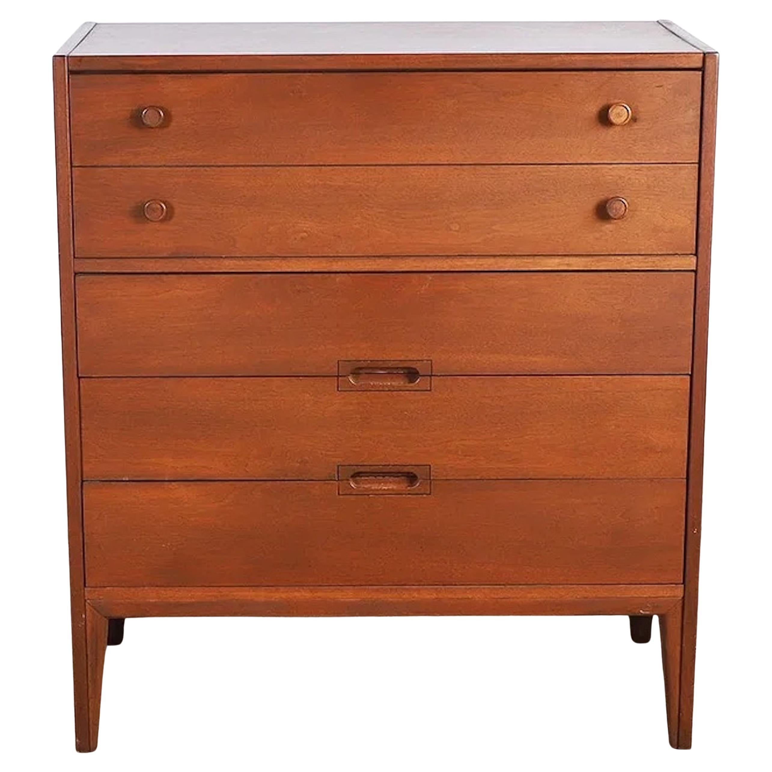 Mid-Century Modern Walnut Tallboy Chest With 4 Drawers in vendita